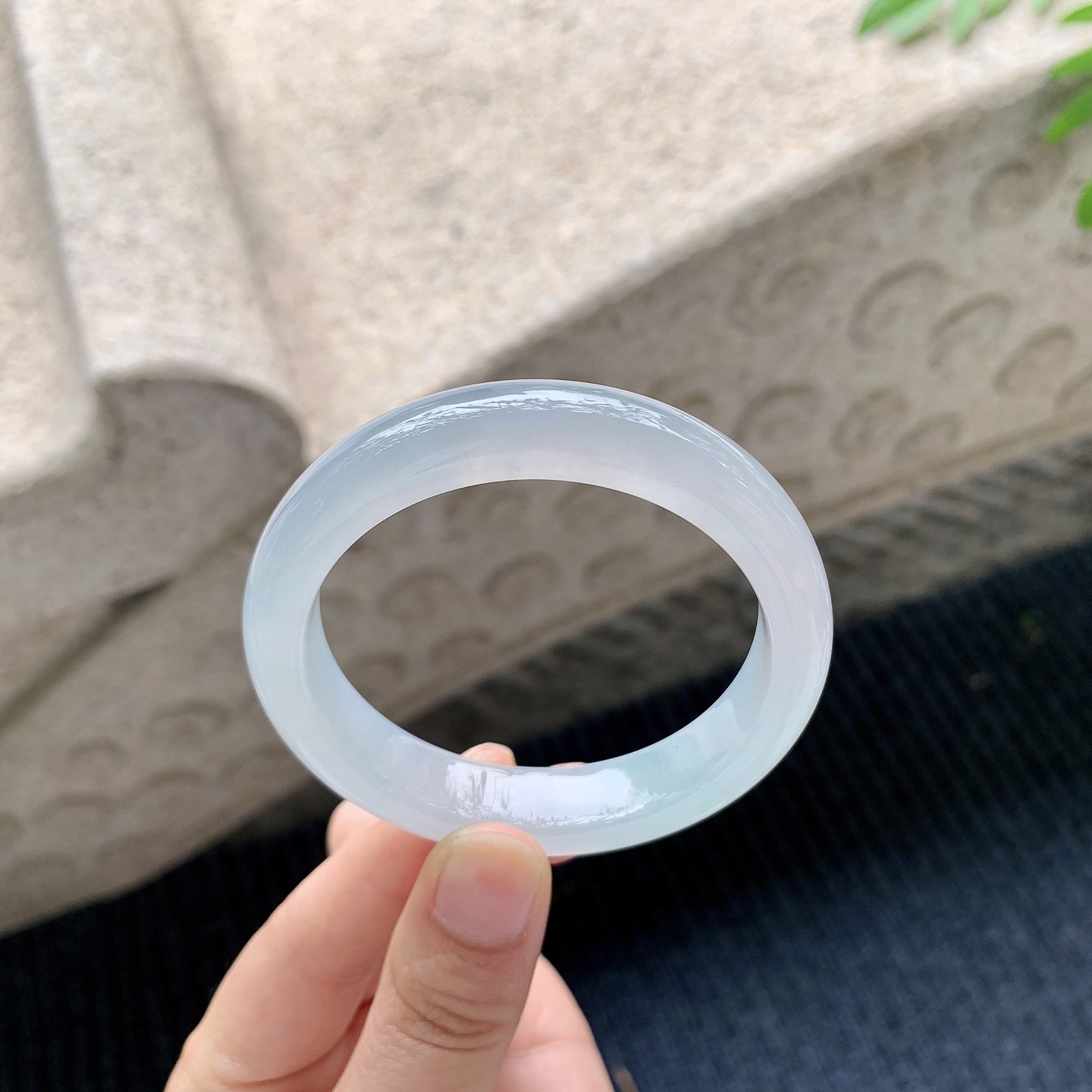 正圈51 52【圈口】52.6/11.5/7.8【编码】A2041502【描述】糯冰底色，水润，种老，细腻，打灯有纹线