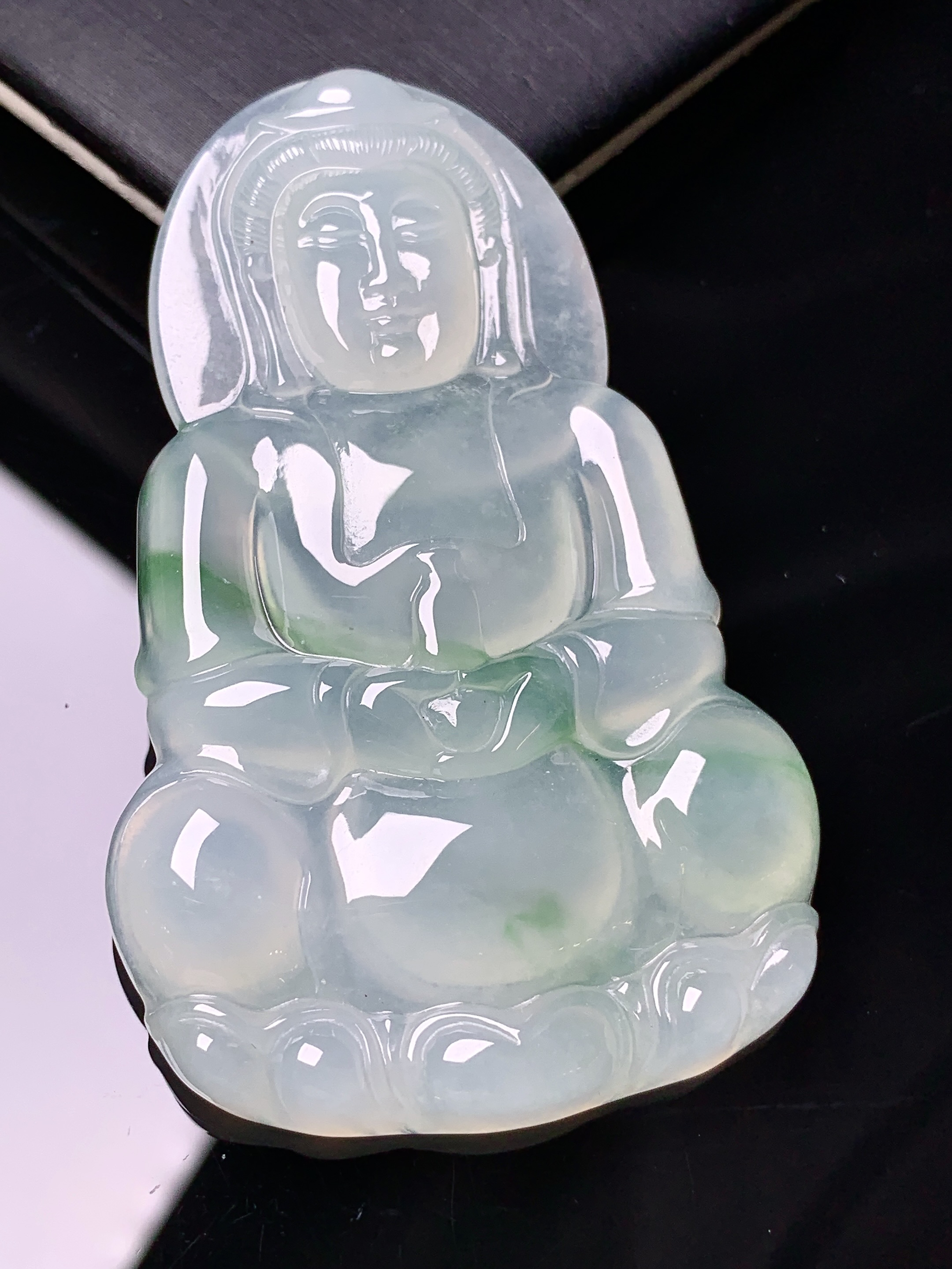 冰飘绿观音菩萨吊坠 玉质细腻 色泽艳丽清新 水润亮眼 整体尺寸64.3*40.5*6x1