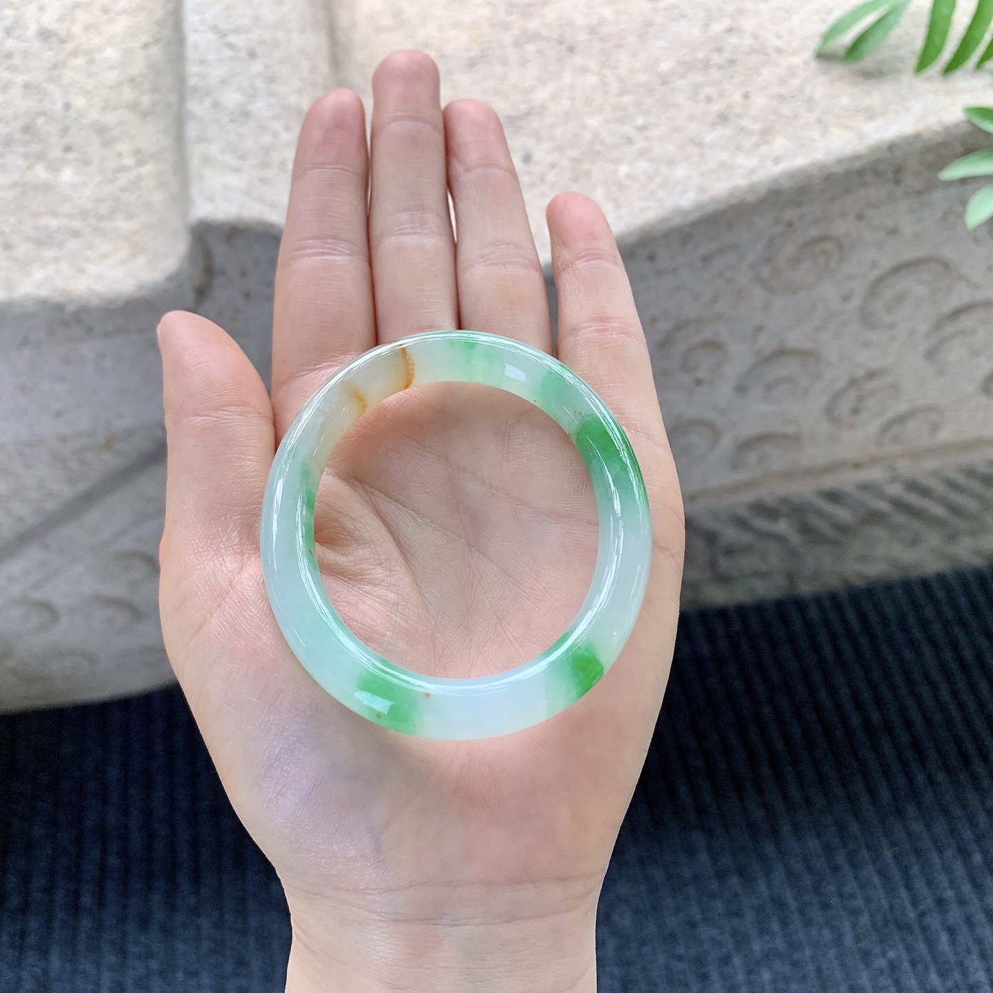 贵妃52 53【圈口】53/45/8.2/8【编码】B2121414【描述】冰糯黄加绿，水润，种老，细腻，打灯有纹线