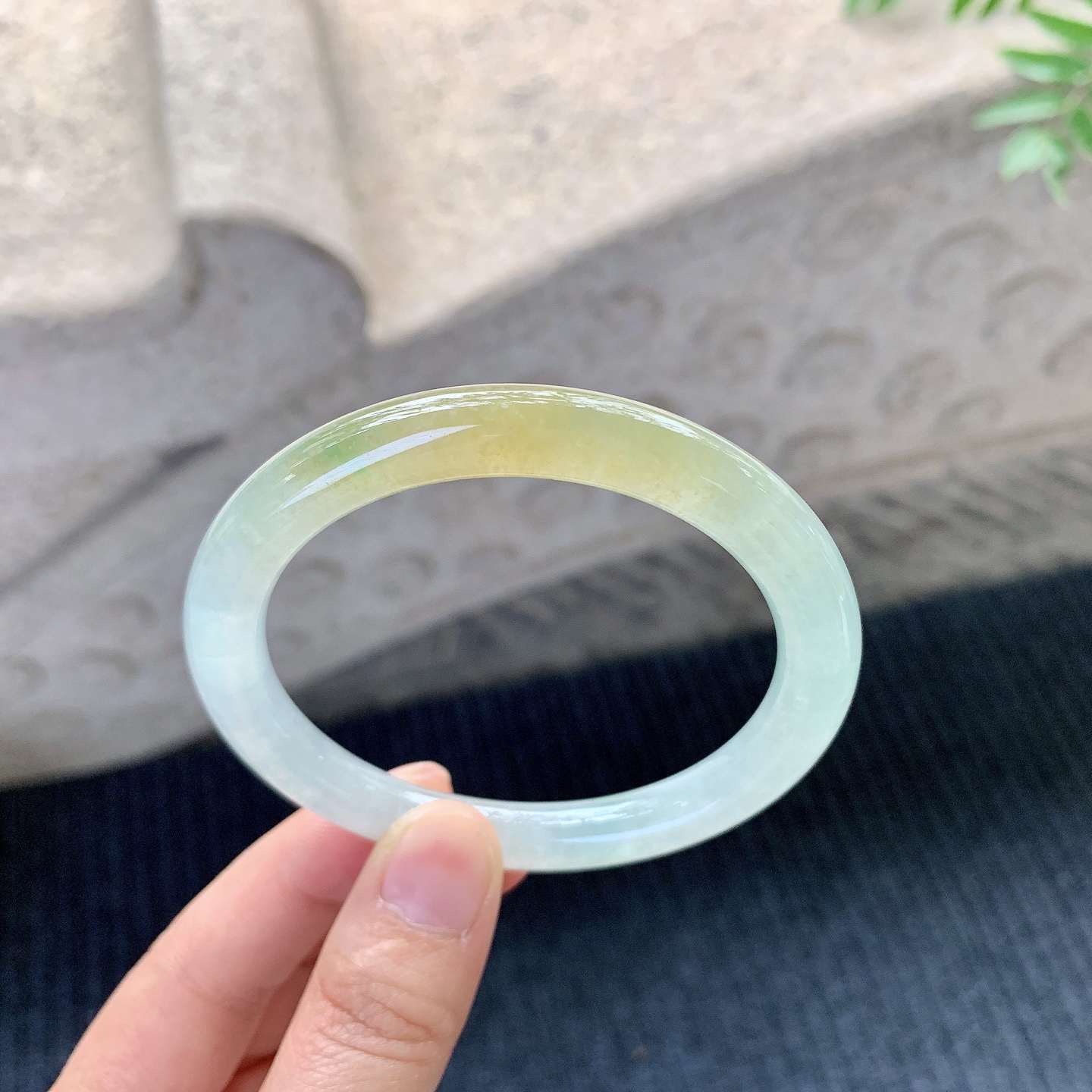 圆条55 56【圈口】56.8/8/8.7【编码】HC121429【描述】冰糯飘黄翡，水润，种老，细腻，打灯有絮线