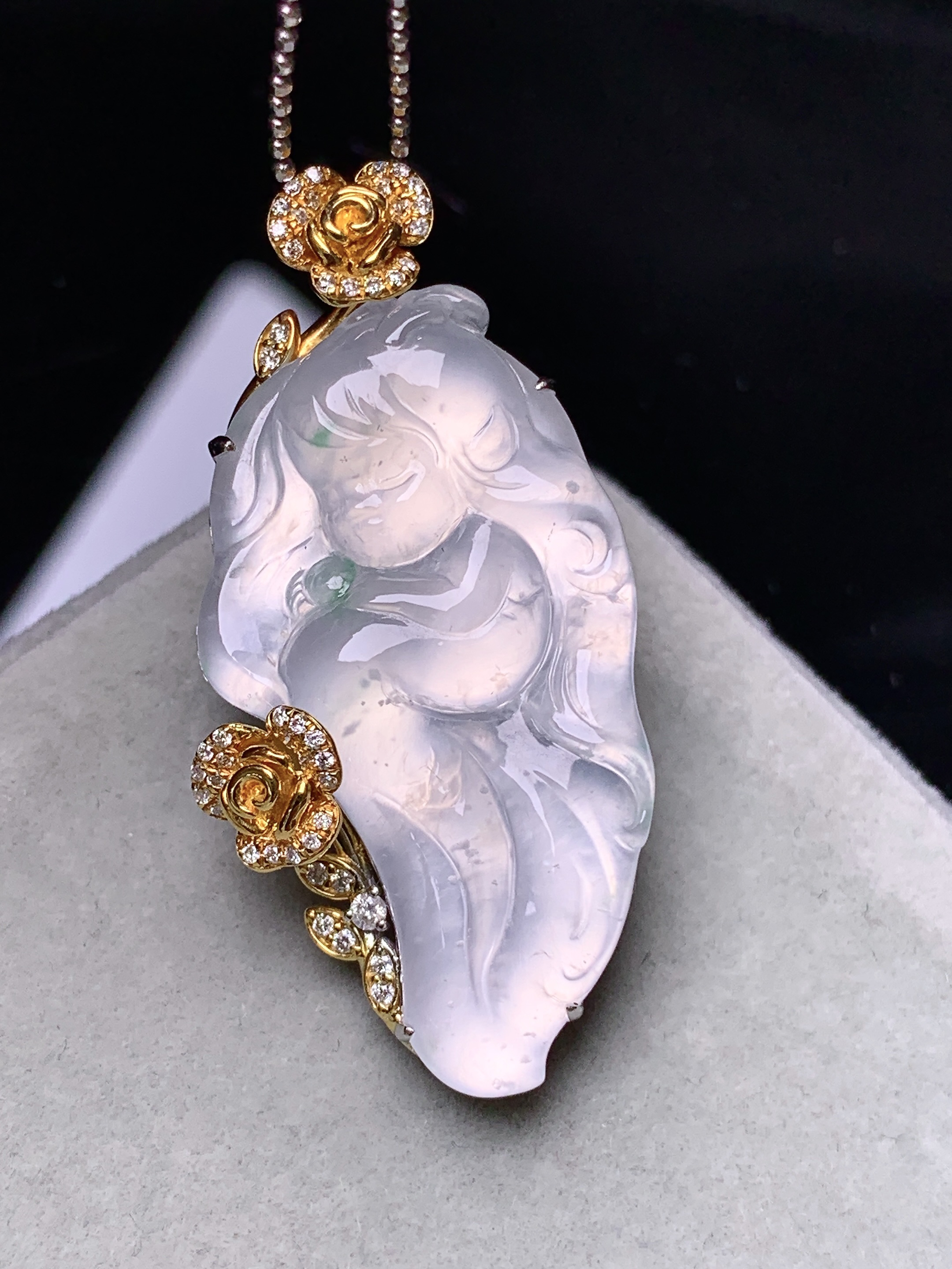 18k金钻镶嵌冰种天使宝宝吊坠 玉质细腻 水润亮眼 色泽艳丽 整体尺寸38.5*18.2*6.2m5