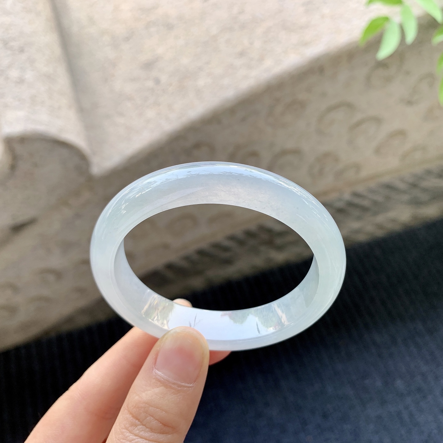 贵妃51 52 圈口52.4/45.5/12.2/7.4 糯冰底色，水润，种老，细腻，打灯有棉线A1032082