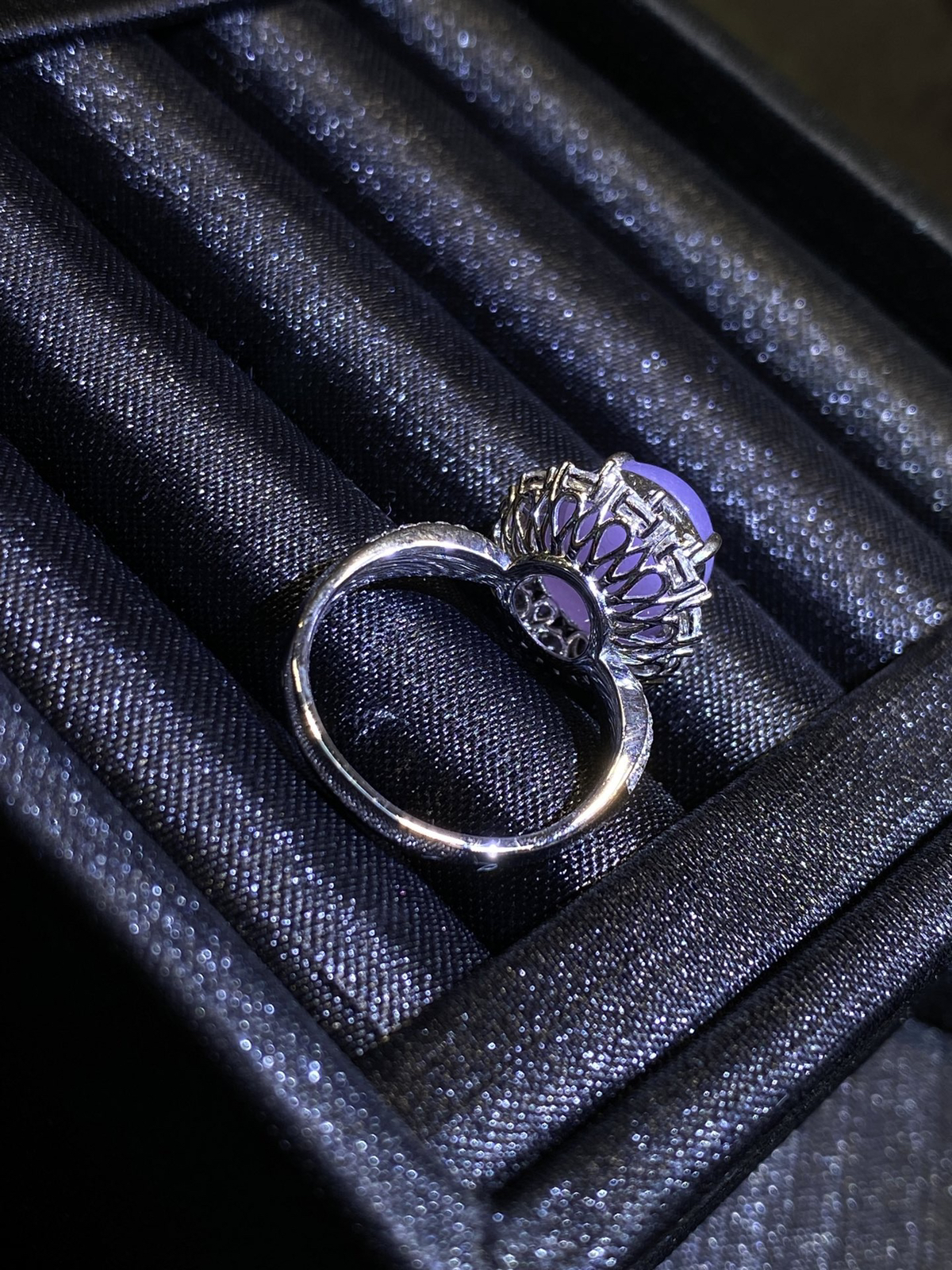  18k金镶嵌紫罗兰·蛋面
胖鼓浓紫蛋戒，紫韵在指尖流转，温柔又有存在感..