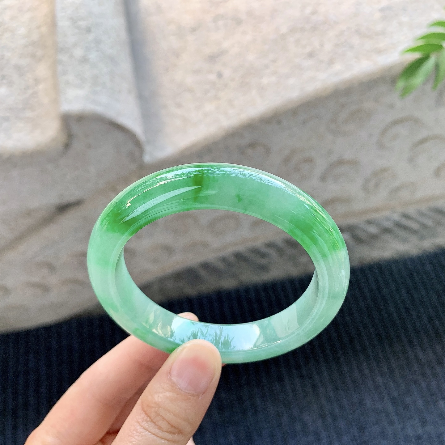 正圈55 56 【圈口】55/11.6/8.7 【编码】A1031875 【描述】糯冰飘阳绿，水润，种老，细腻，打灯有棉线