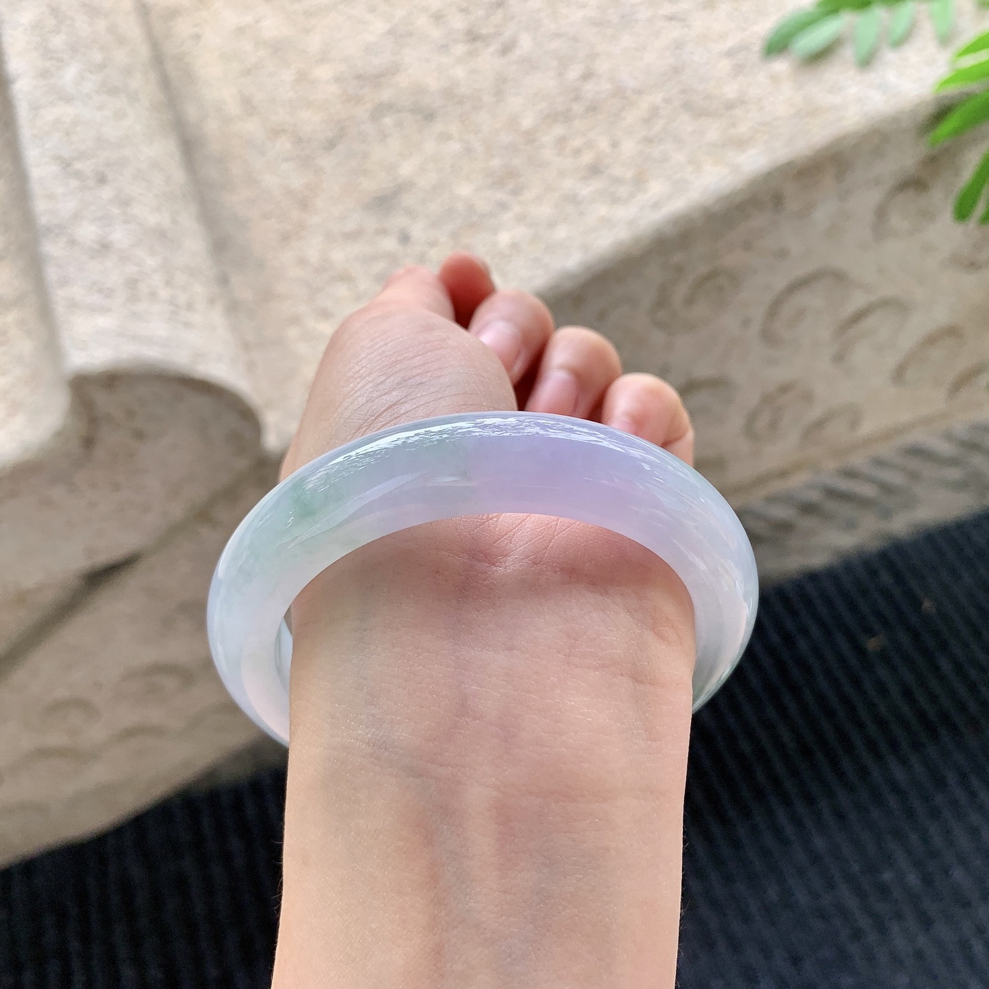 正圈56 57 【圈口】57.7/12.4/9.5 【编码】A1041519 【描述】细糯春彩，水润，种老，细腻，打灯有絮线