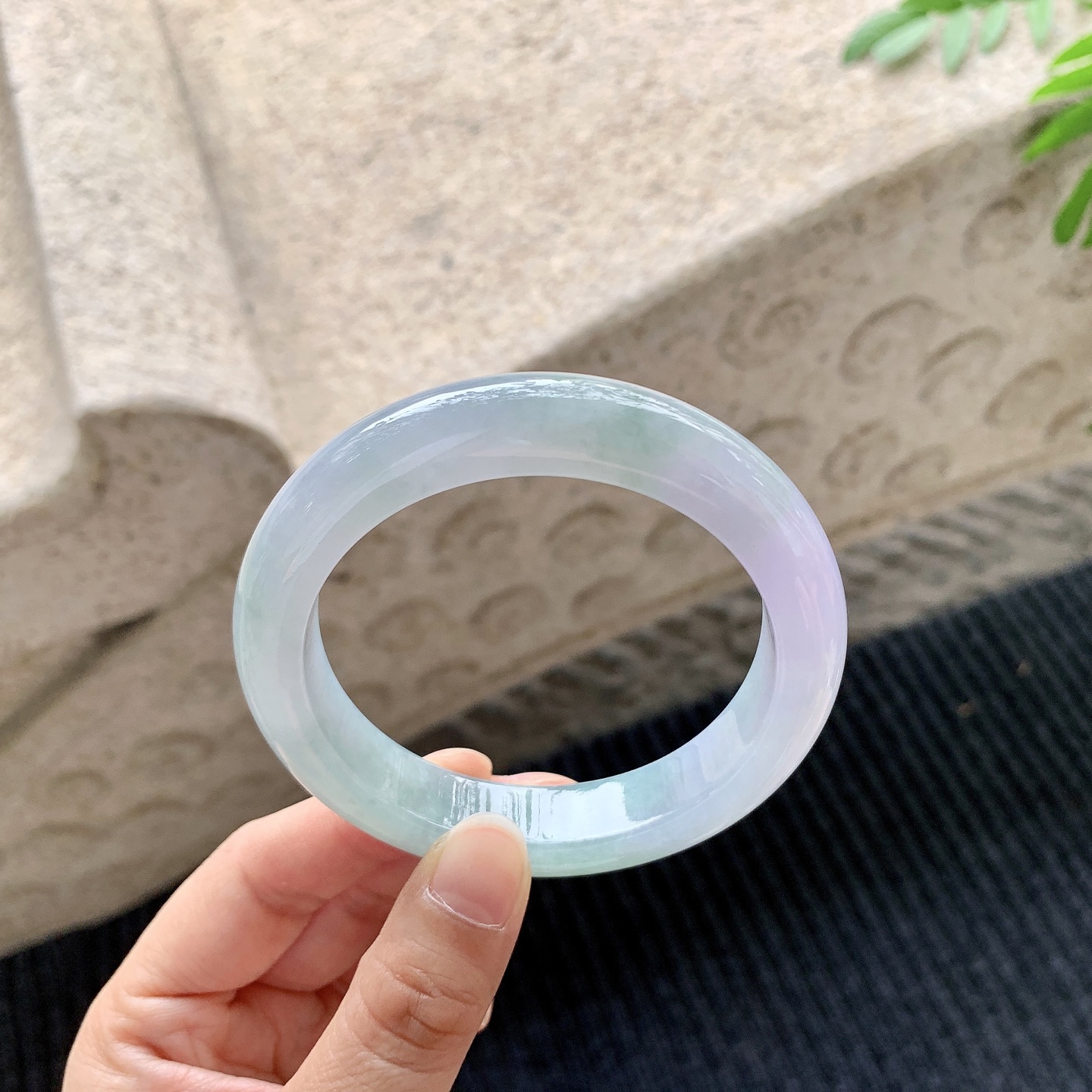 正圈56 57 【圈口】57.7/12.4/9.5 【编码】A1041519 【描述】细糯春彩，水润，种老，细腻，打灯有絮线