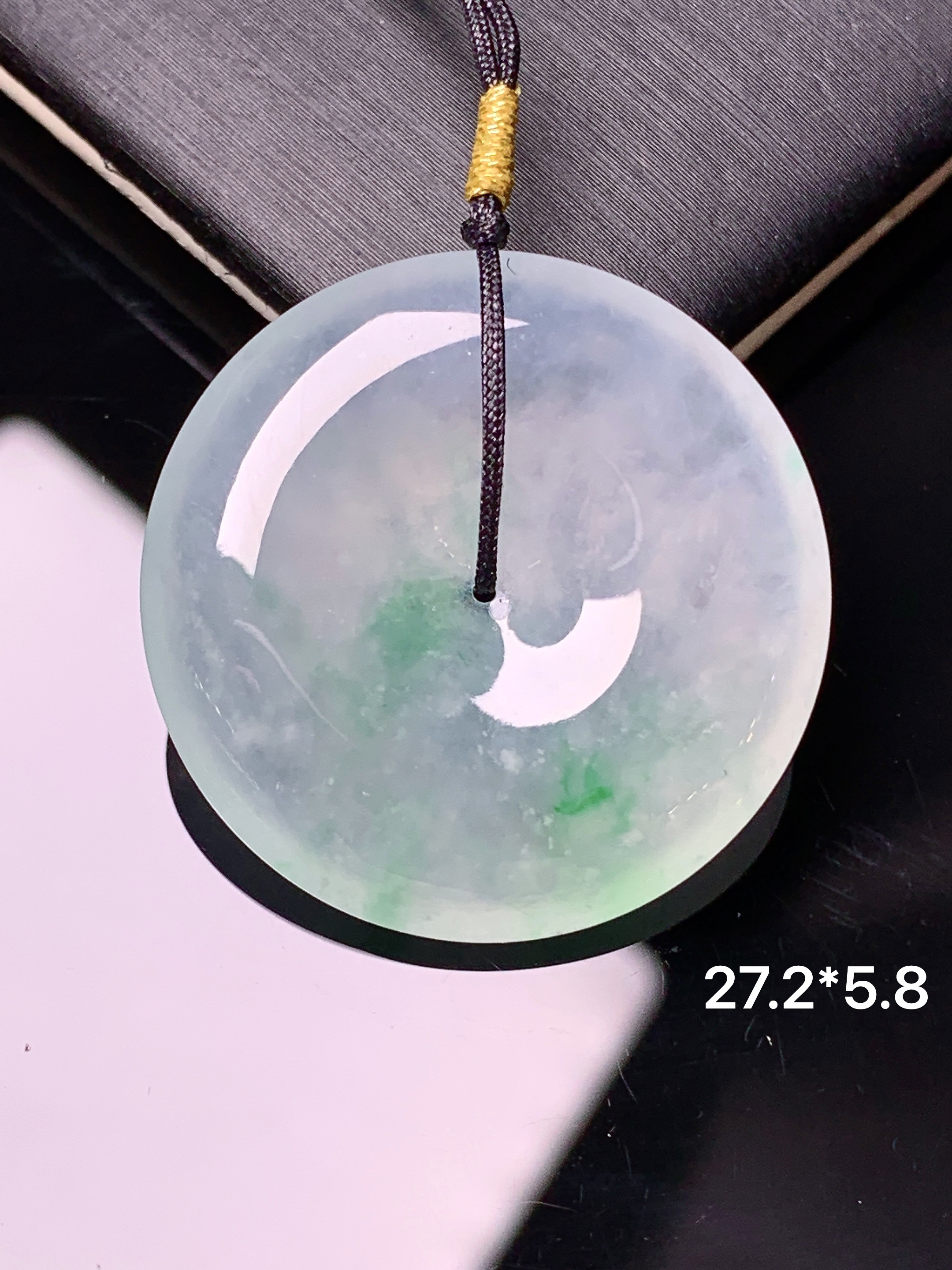 冰种飘绿平安扣吊坠 玉质细腻 色泽艳丽清新 水润亮眼 整体尺寸27.2*5.8d3