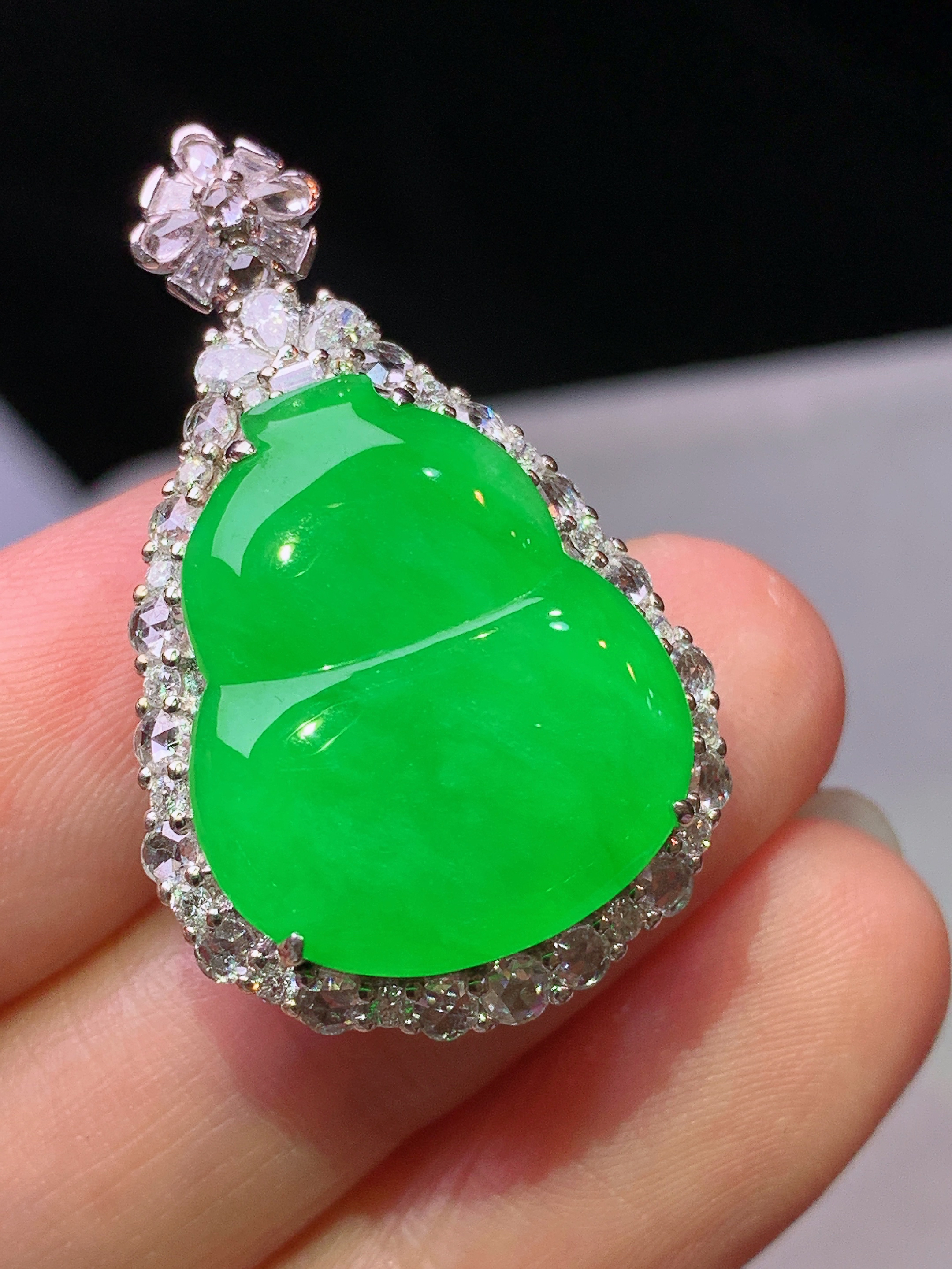 18k金钻镶嵌阳绿葫芦吊坠 玉质细腻 水润亮眼 色泽艳丽 整体尺寸33*20*10m5