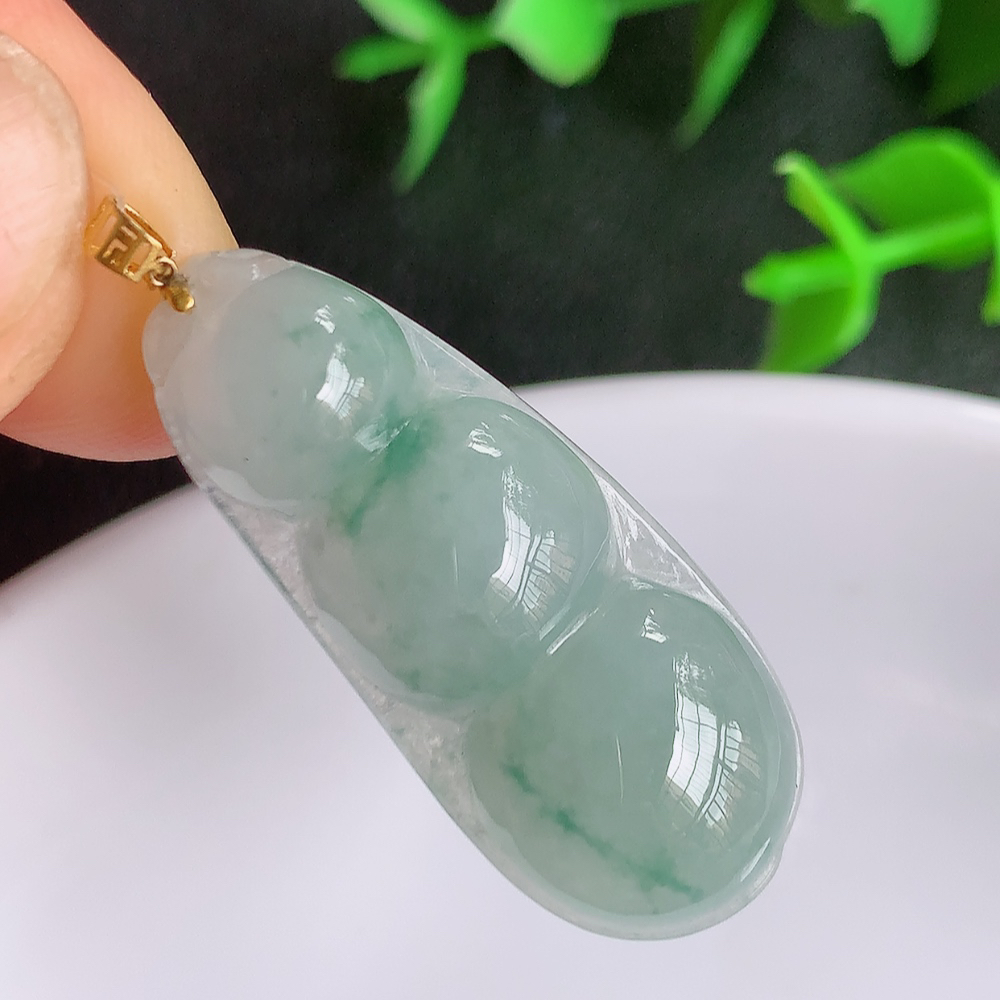 18k金扣冰润飘花福豆翡翠挂件，老种飘花  冰清玉洁  胶感十足  寓意“四季平安，福气满满”颜色鲜