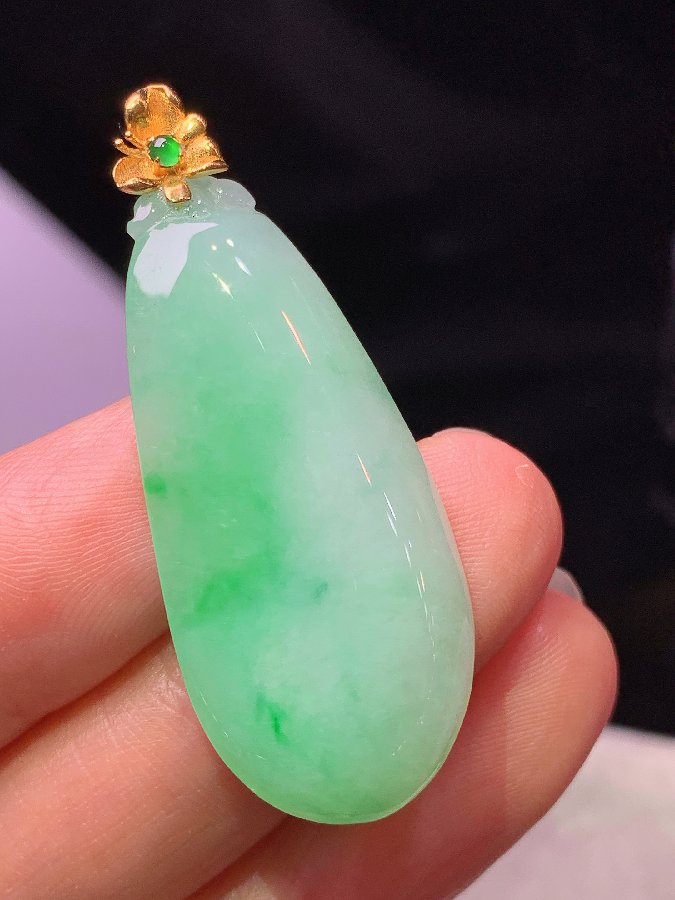 18k金镶嵌飘绿福瓜吊坠 玉质细腻 水润亮眼 色泽艳丽 整体尺寸42.2*16.6*5.6j1