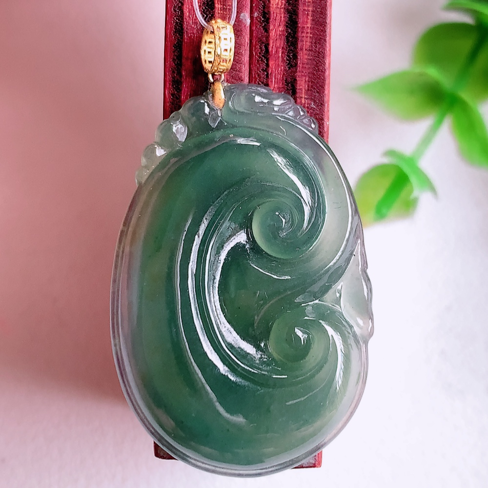 18k金扣蓝冰吉祥如意翡翠吊坠  寓意“万事如意，吉祥如意,福寿绵长 心想事成”饱满大气，通透水润  W49.13  尺寸：31.8-21.5-3.8mm