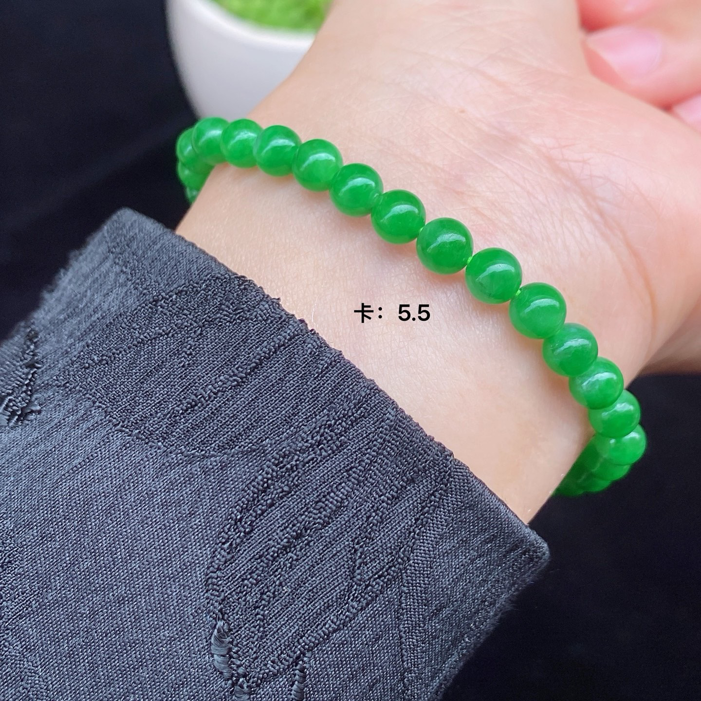 冰阳绿手串 
色泽鲜亮浓郁，种水细腻
单戴或叠戴都很百搭，轻松提升气质
尺寸如图一  实物更美～