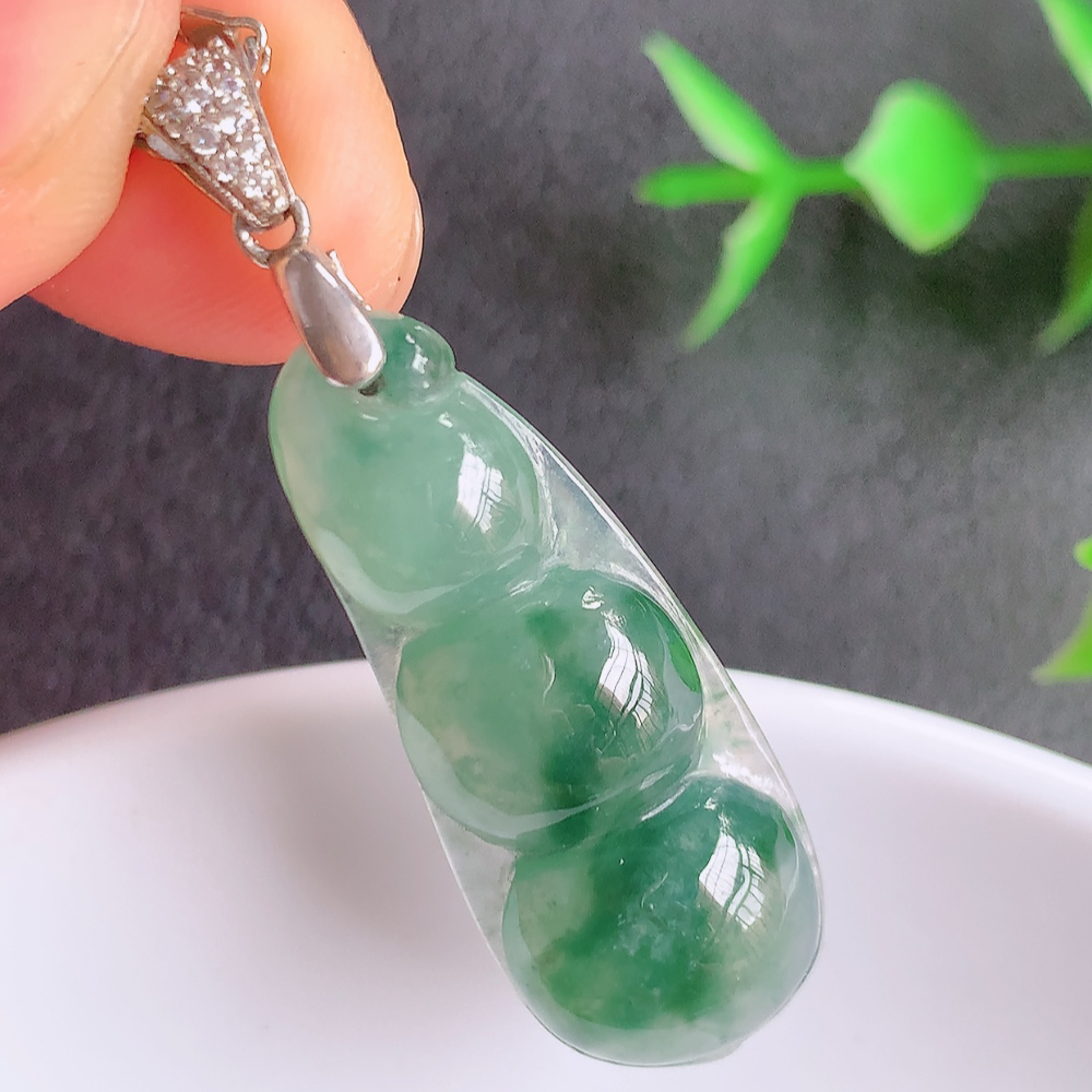 冰润飘花福豆翡翠挂件，老种飘花  冰清玉洁  胶感十足  寓意“四季平安，福气满满”颜色鲜艳，清新自然，饱满通透   925银饰扣头 W357.13  尺寸：32.3-13-6mm