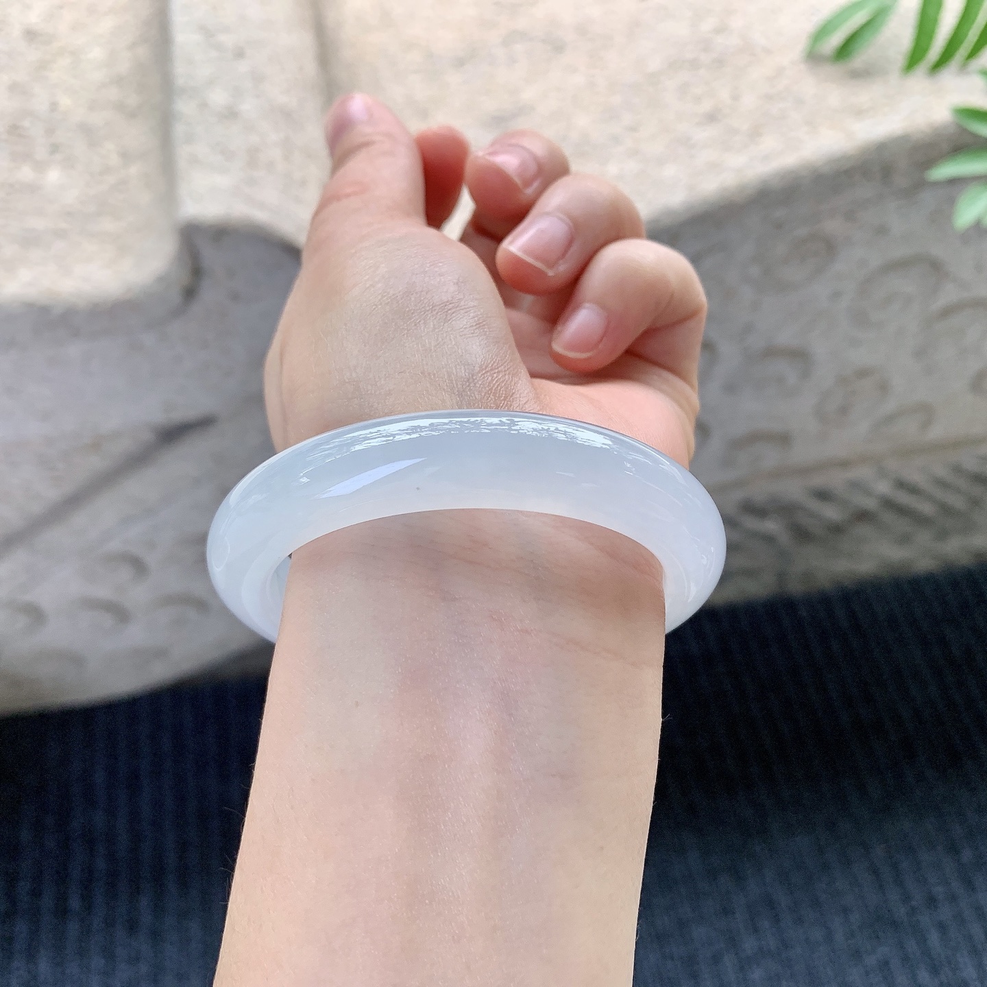 正圈53 54【圈口】54.6/11.4/8.8【编码】A1121423【描述】冰糯底色，水润，种老，细腻，打灯有棉根