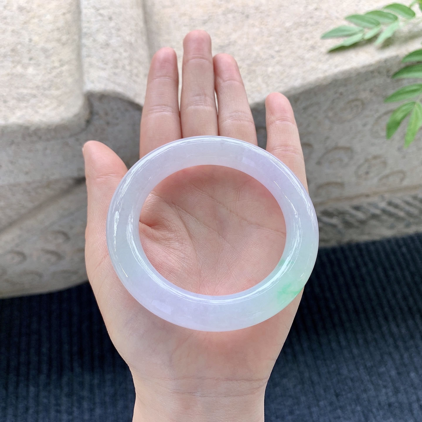 圆条53 54 圈口54.8/11.6/11.4 冰糯淡春彩，水润，种老，细腻，打灯有絮线G6032234