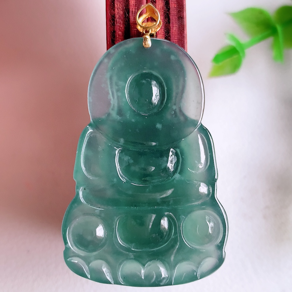 18k金扣蓝冰精雕观音吊坠，法相端庄大气，工艺精湛，种色浓郁，细腻饱满冰润，种老水足，收藏佳品，佩戴大气  W01.13   尺寸：40-26.5-4.3mm