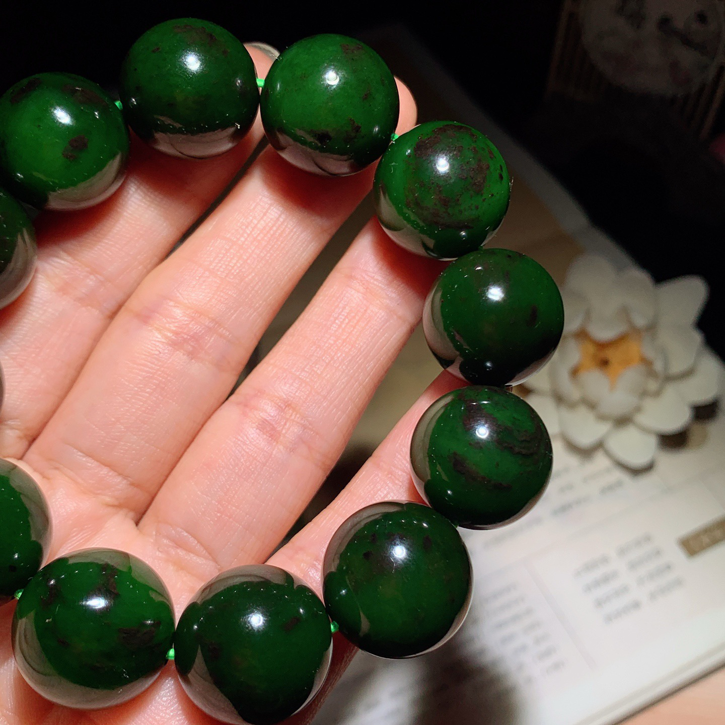 和田玉七号矿红皮料菠菜绿俄罗斯碧玉手串。单颗尺寸18重112克。玉质细腻油润。手推出油。佩戴高端典雅
