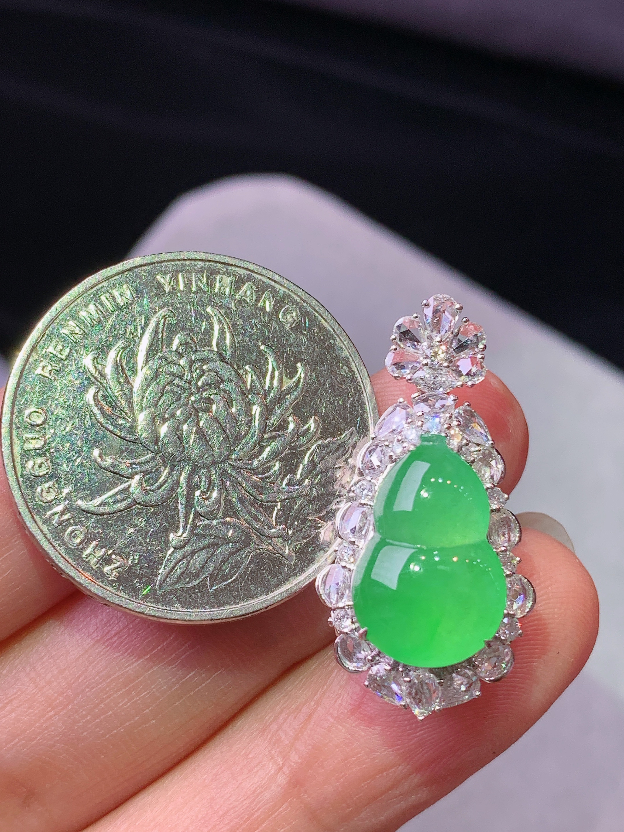 18k金钻镶嵌冰阳绿葫芦吊坠 玉质细腻 水润亮眼 色泽艳丽 整体尺寸27*13.6*10.3k1