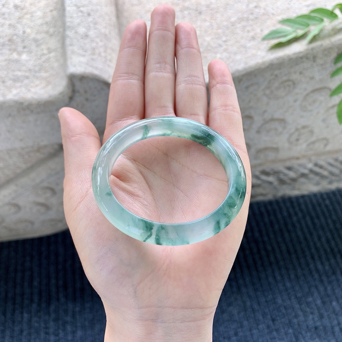 贵妃50 51 圈口51.3/45.4/9.5/7.4 糯冰飘绿花，水润，种老，细腻，打灯有纹线GL121337