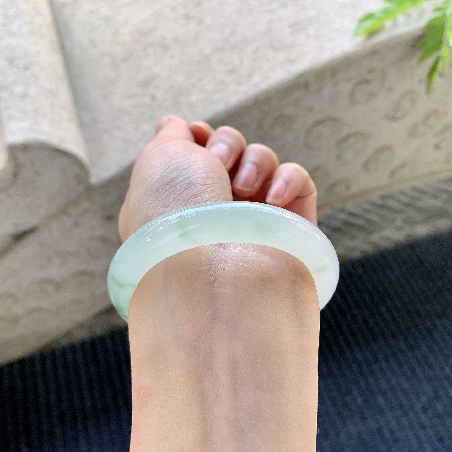 正圈49 50【圈口】50.8/10.2/7.8【编码】GF031721【描述】冰糯飘绿，清透，水润，种老，细腻，打灯有棉线