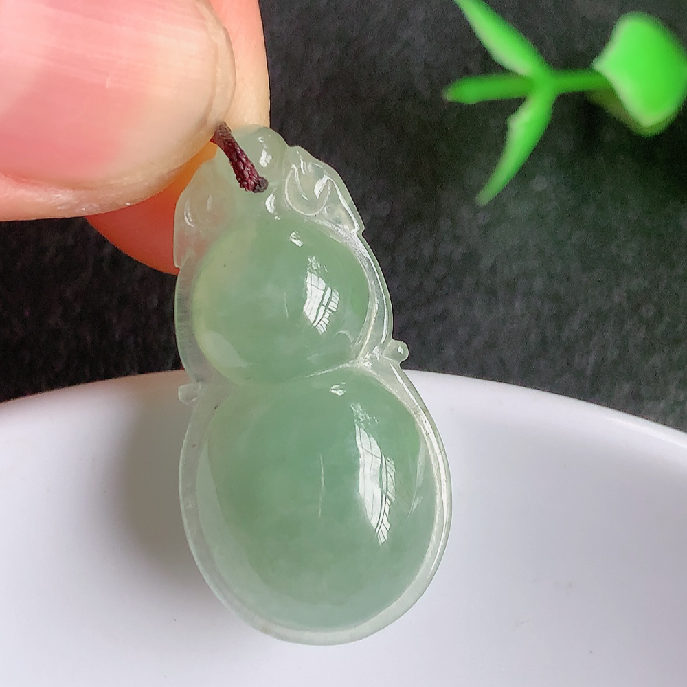 冰润葫芦翡翠吊坠  寓意“福禄双全，加官进爵，财源滚滚” 莹润通透，抱满大气  清新脱俗    W3
