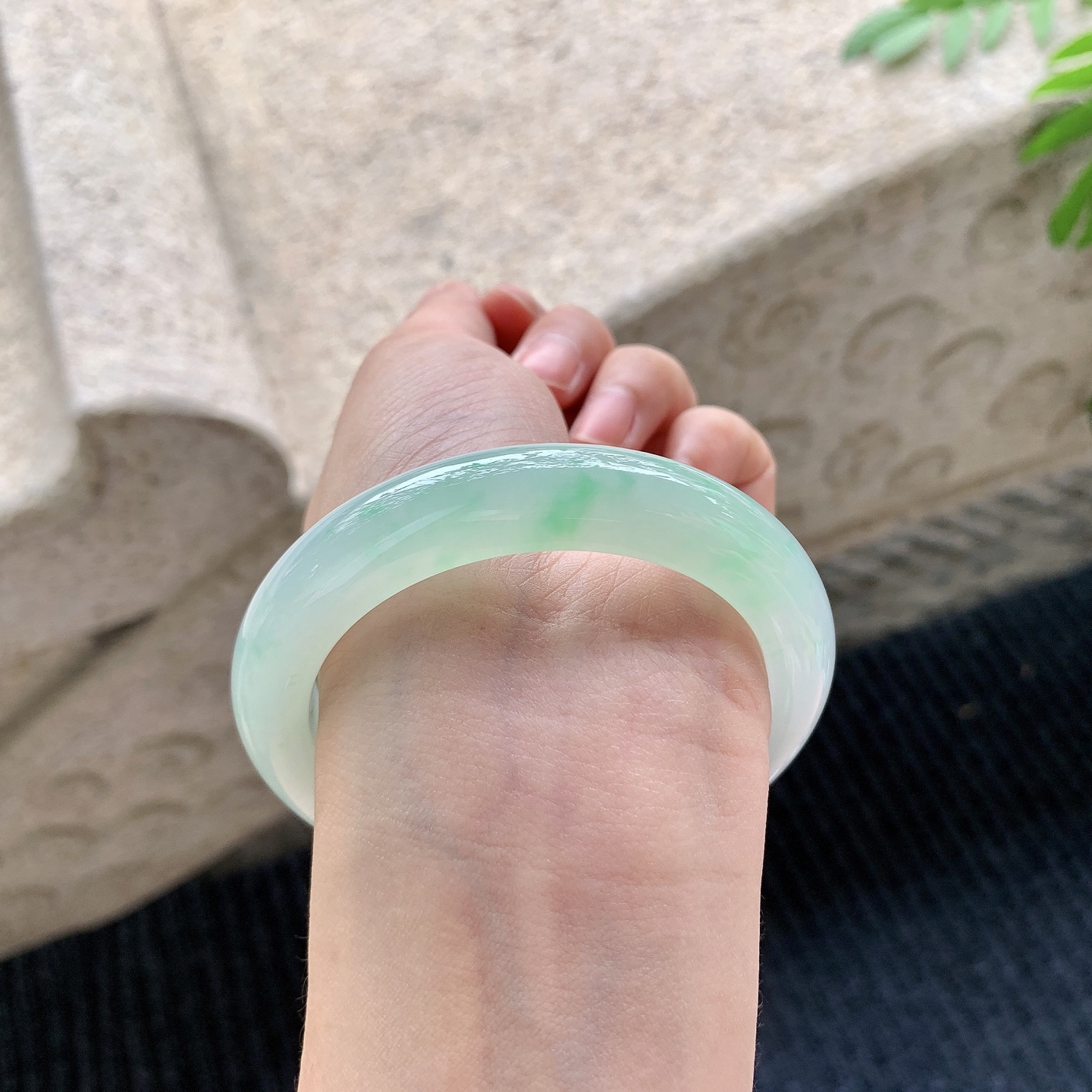 正圈54 55【圈口】55.2/11/9.3【编码】A1041515【描述】冰糯飘绿，水润，种老，细腻，无裂