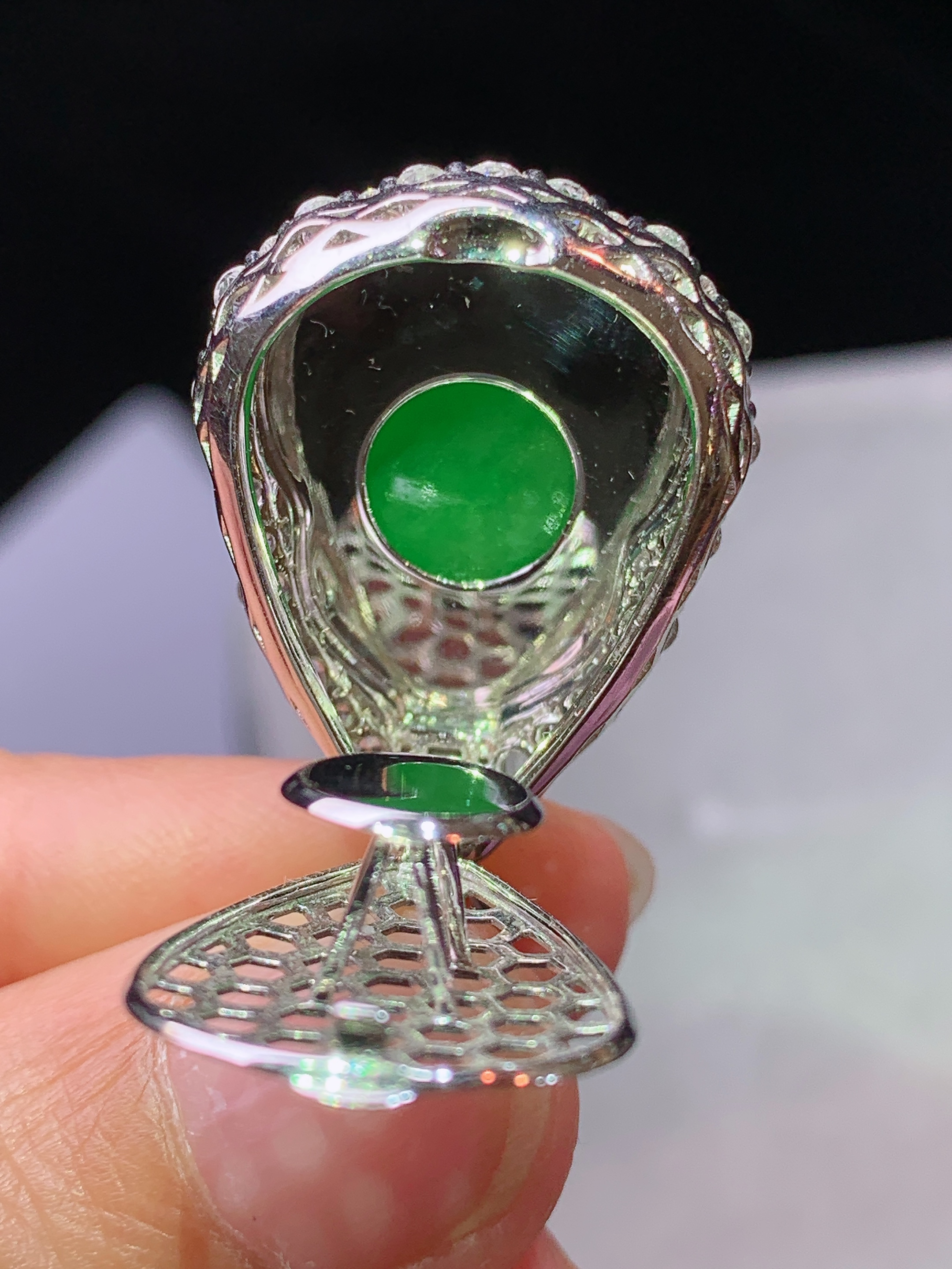 18k金钻镶嵌阳绿葫芦吊坠 玉质细腻 水润亮眼 色泽艳丽 整体尺寸33*20*10m5