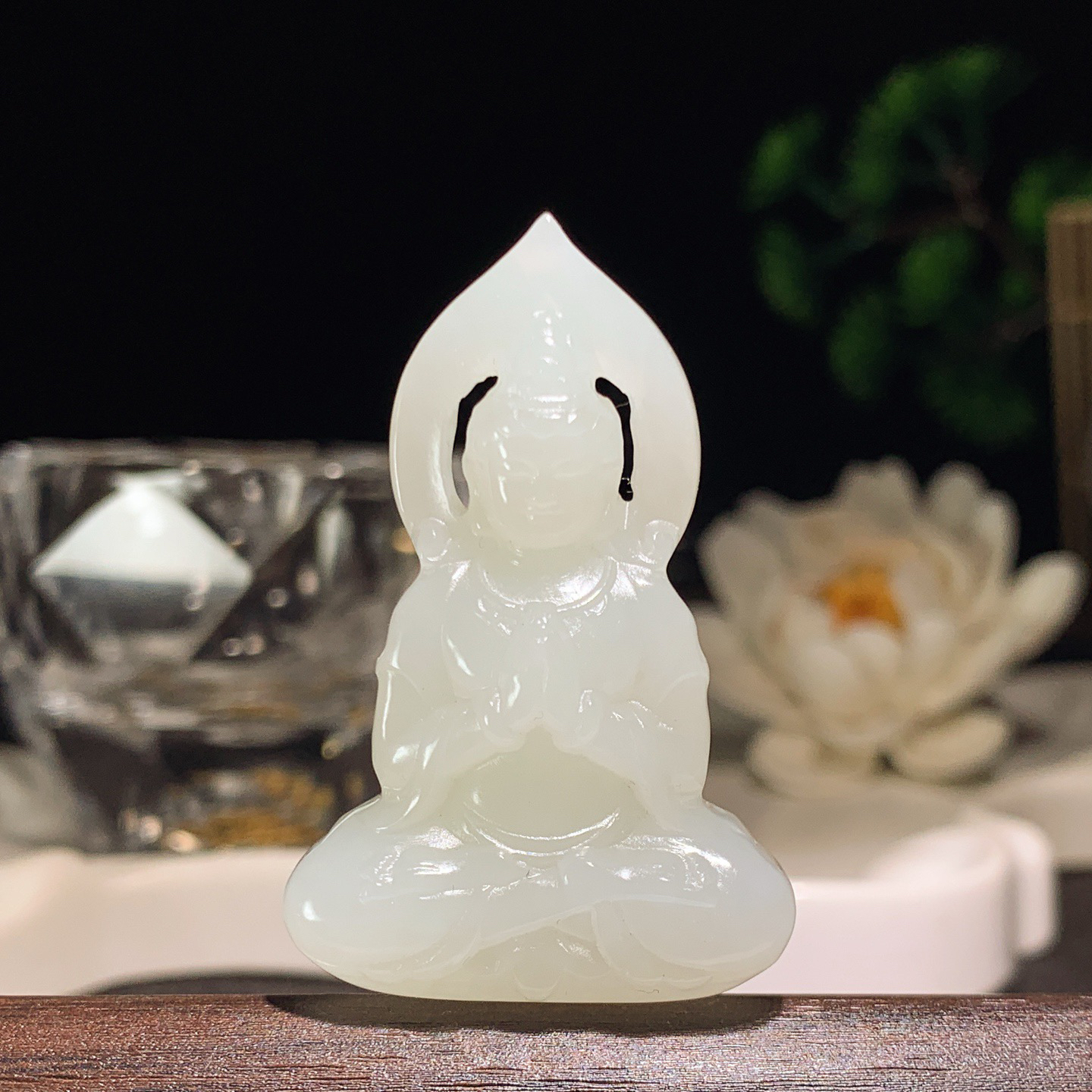 新疆和田玉坐观音挂件。尺寸45/30/12重21克。玉质细腻油润。手推出油。佩戴高端典雅。lt260