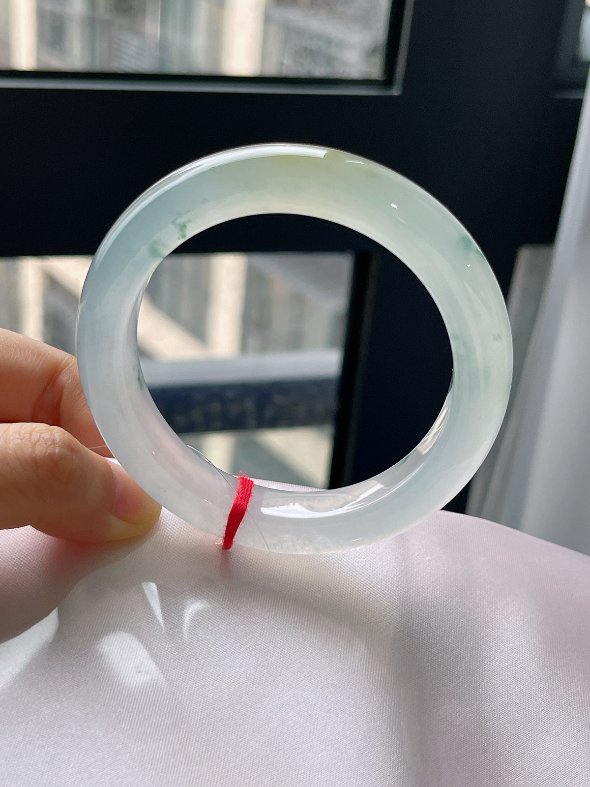 正圈55.2圈口，翡翠冰种白色飘一抹黄翡手镯