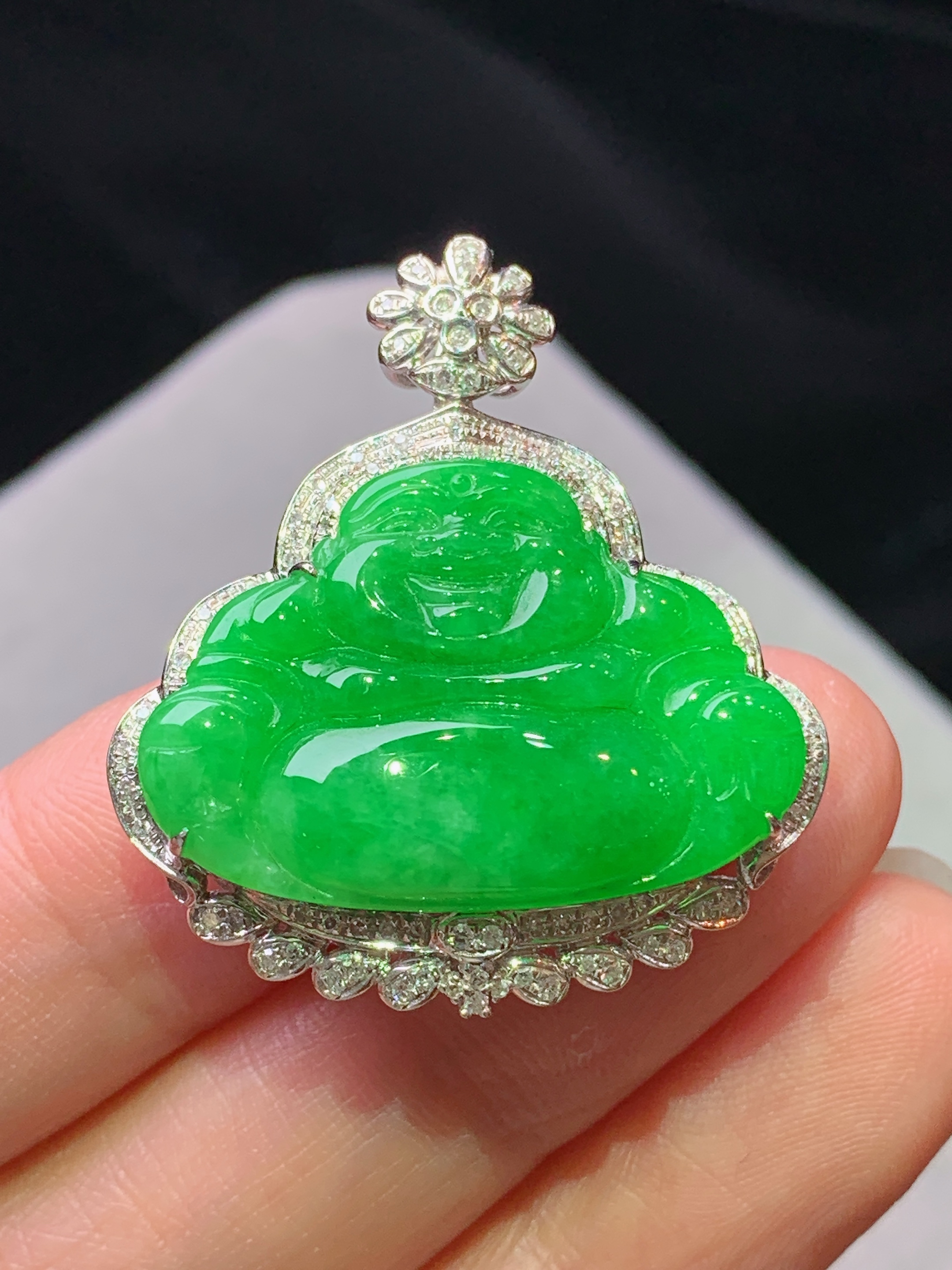 18k金钻镶嵌满阳绿佛公吊坠 玉质细腻 色泽艳丽清新 水润亮眼 整体尺寸33.2*29.5*10m2