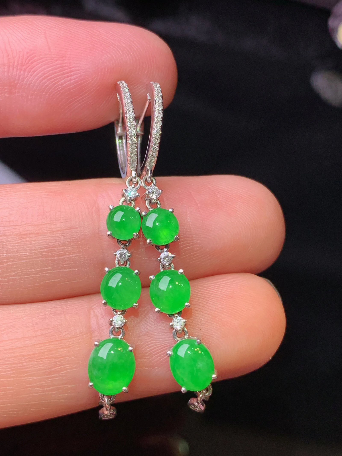 18k金钻镶嵌满绿蛋面耳坠 玉质细腻 水润亮眼 色泽艳丽 整体尺寸43.2*5.3*4 L2