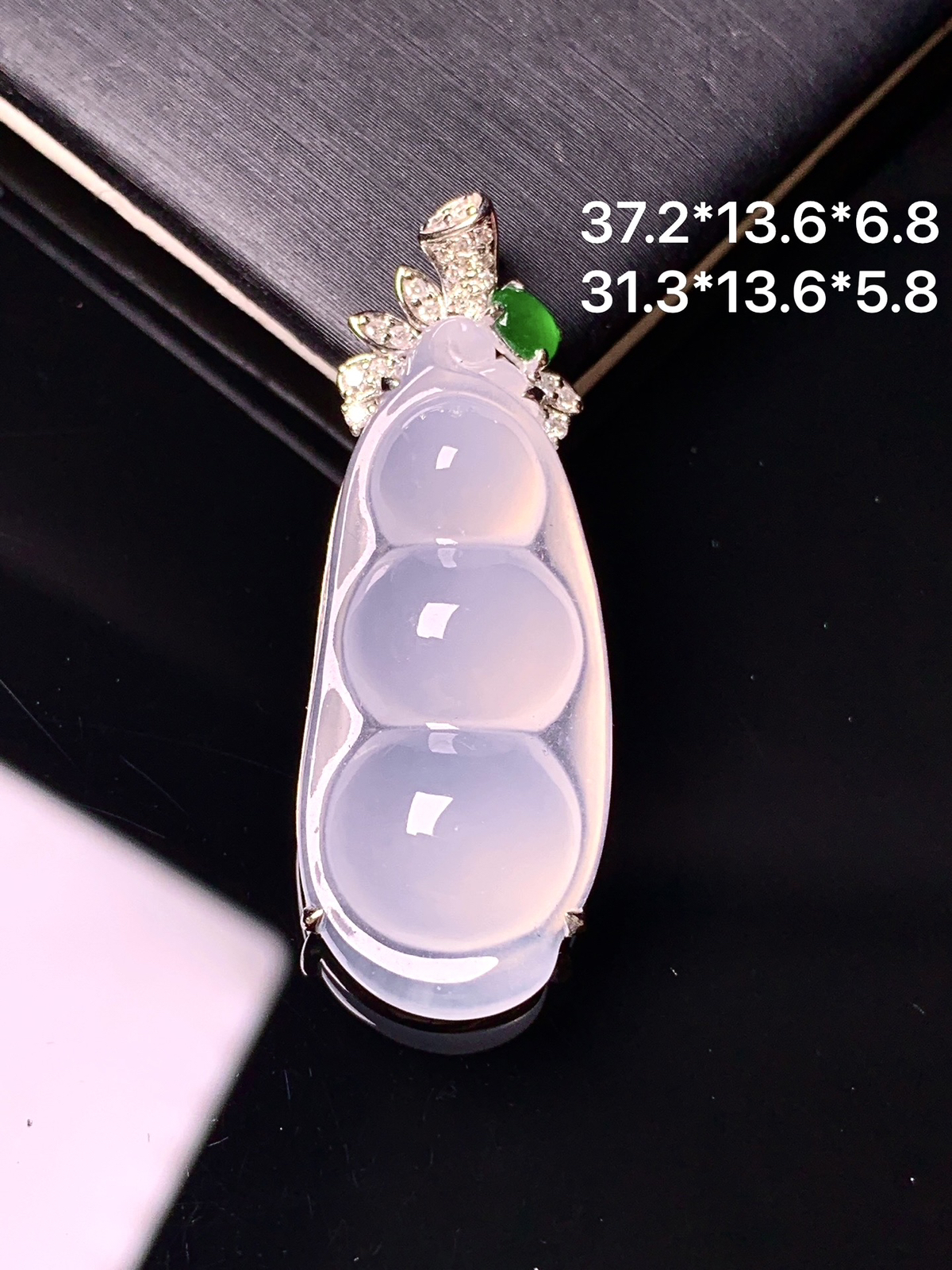 18k金钻镶嵌冰种四季豆吊坠 玉质细腻 色泽艳丽清新 水润亮眼 整体尺寸37.2*13.6*6.8t1