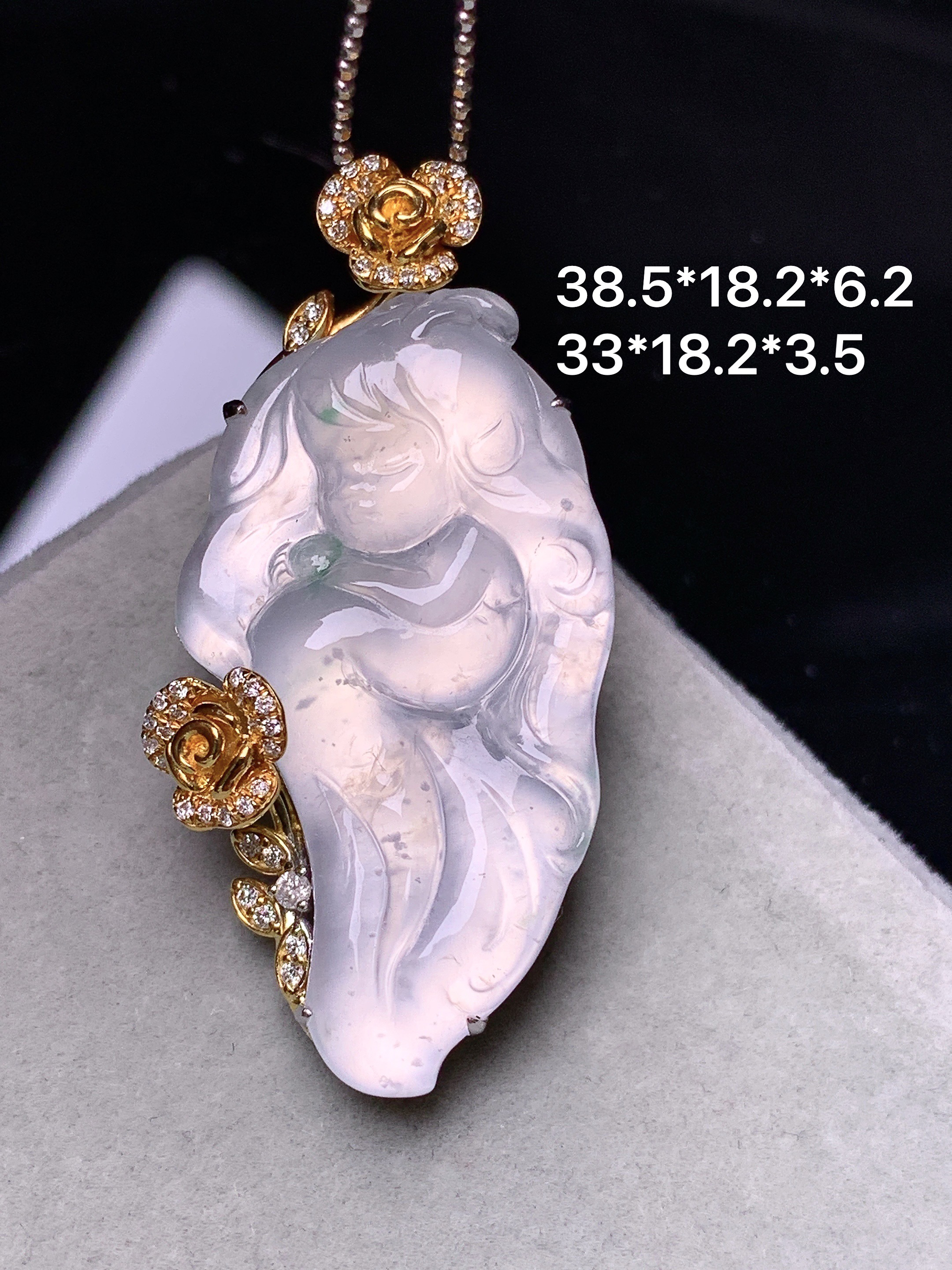 18k金钻镶嵌冰种天使宝宝吊坠 玉质细腻 水润亮眼 色泽艳丽 整体尺寸38.5*18.2*6.2m5