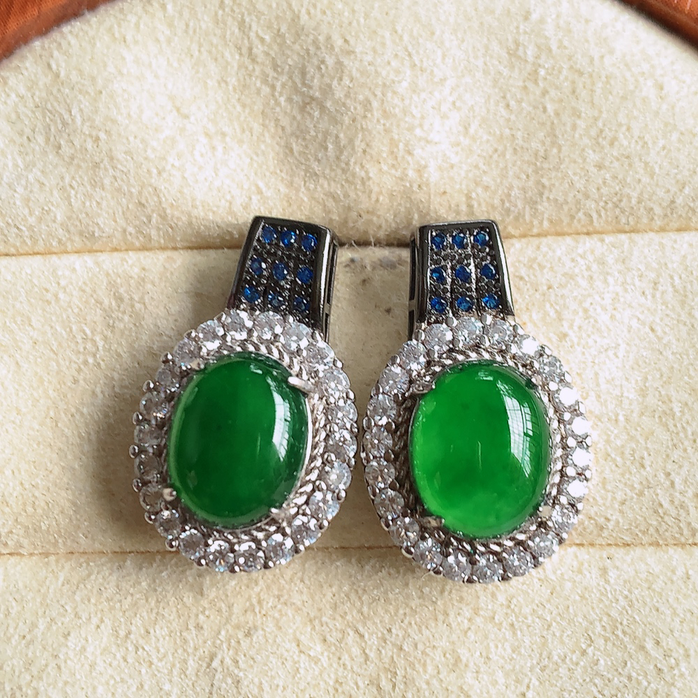 冰满绿翡翠925银镶嵌耳坠，自然光实拍，翠色灵动，颜色漂亮，种老水足，品相佳，佩戴佳品！W481.13 取一整体尺寸：20.8-13-7.5mm  裸石尺寸：9.5-7.5mm