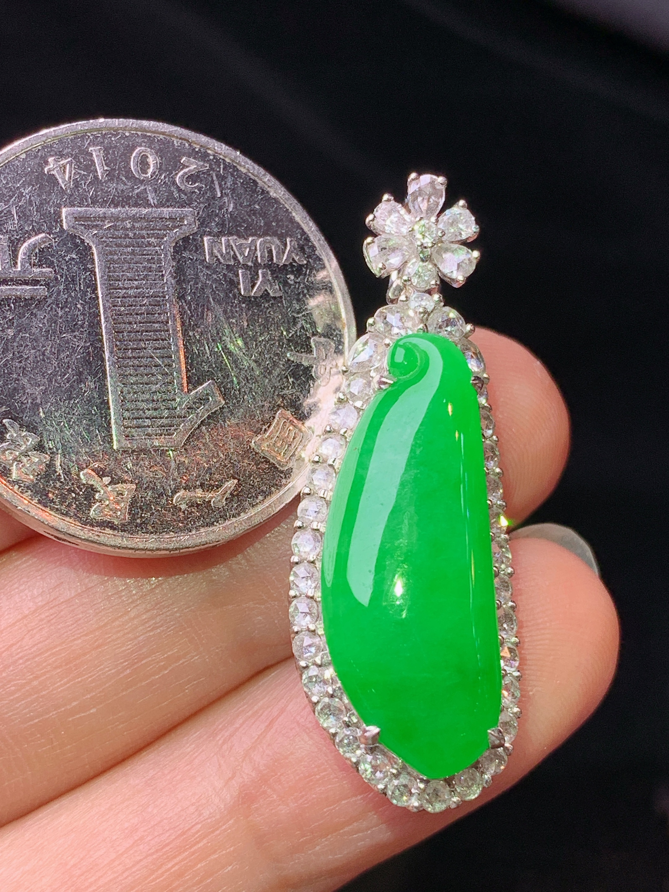 18k金钻镶嵌满绿福瓜吊坠 玉质细腻 色泽艳丽清新 水润亮眼 整体尺寸34.5*12.2*9.6s1