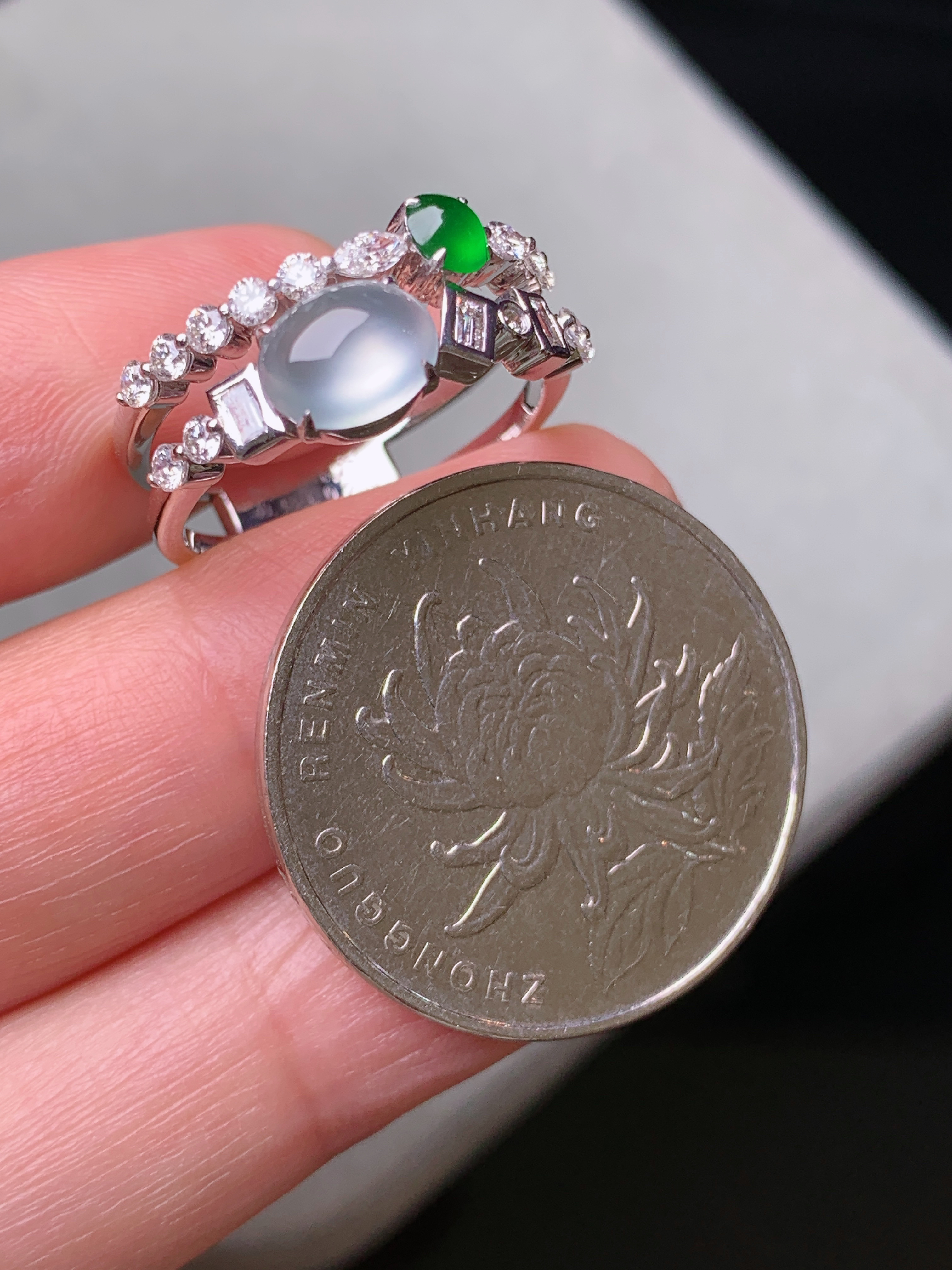 18k金钻镶嵌冰种蛋面戒指 玉质细腻 水润亮眼 色泽艳丽 圈口13.5 裸石尺寸7*5.5*3m5