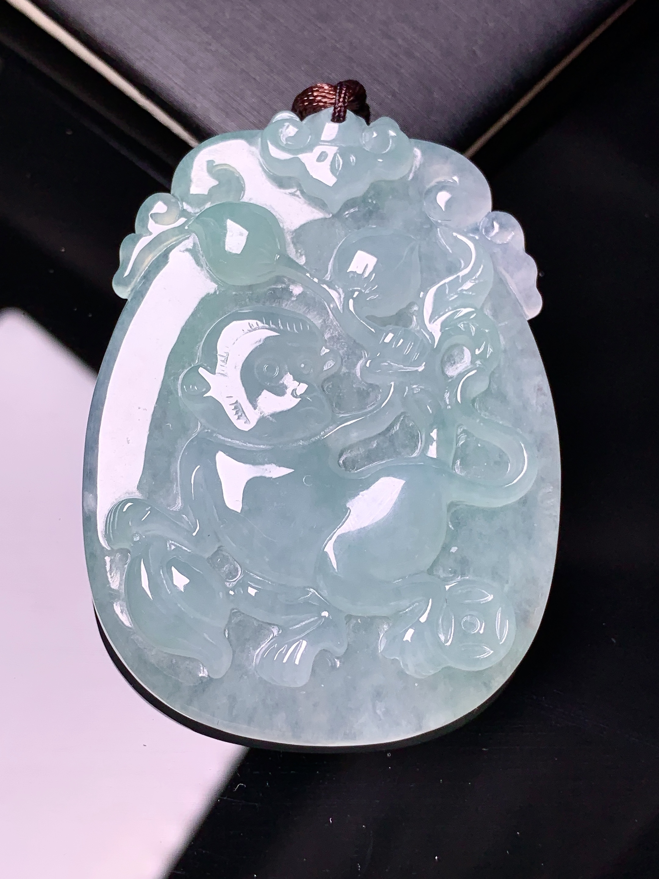 冰种灵猴献寿吊坠 玉质细腻 水润亮眼 色泽艳丽 整体尺寸51.5*37.6*5.5b2