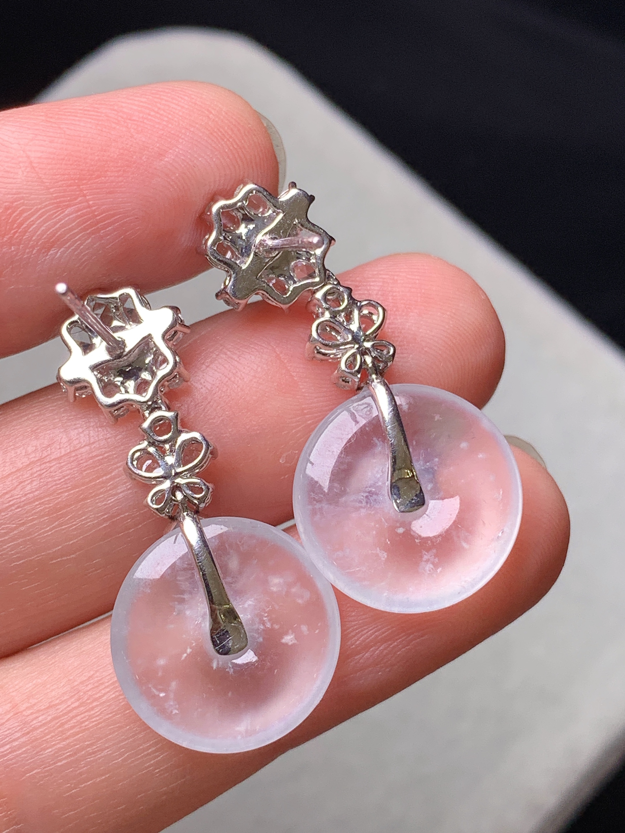 18k金钻镶嵌玻璃种平安扣耳坠 玉质细腻 水润亮眼 色泽艳丽 整体尺寸30.8*14.3*2.8j4