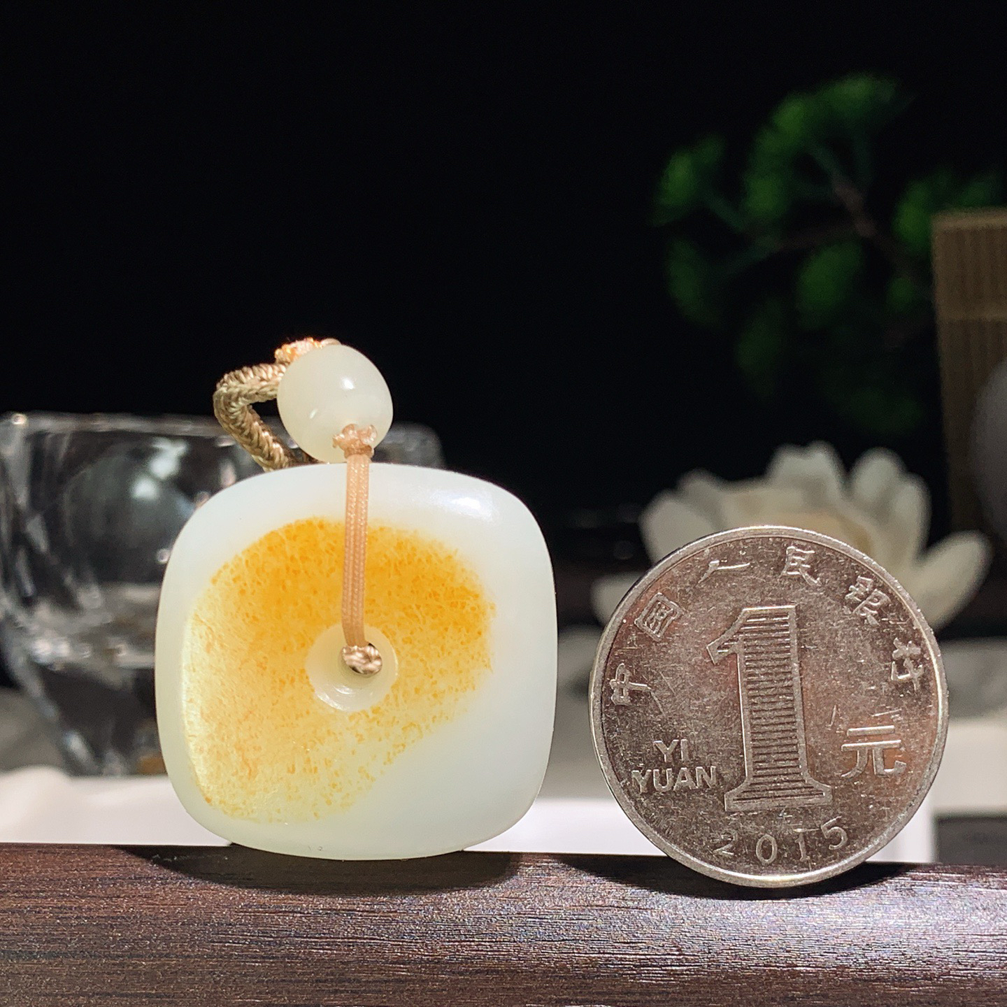 新疆和田玉四方扣挂件。尺寸28/13重24.5克。玉质细腻油润。手推出油。佩戴高端典雅。lt260413