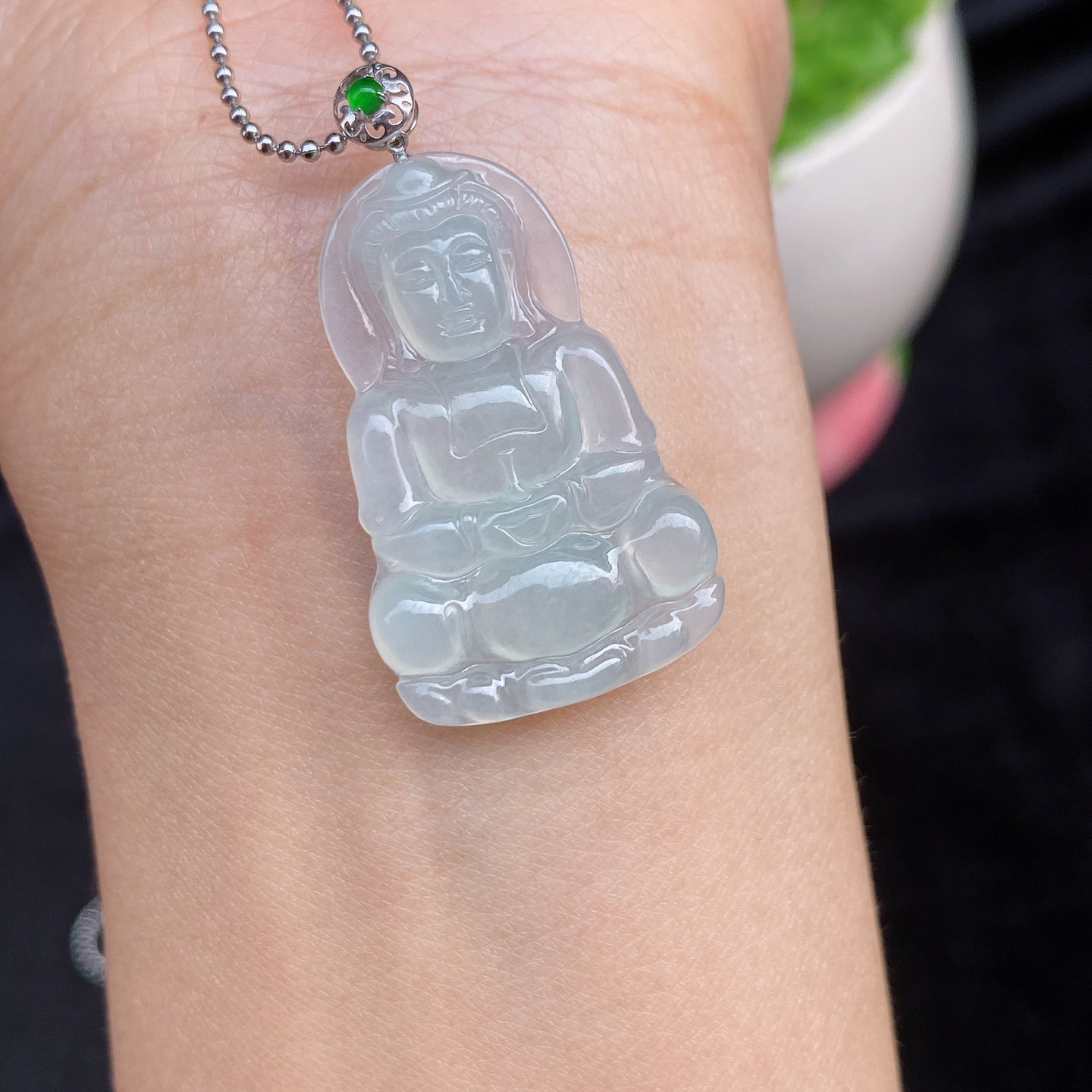 冰观音吊坠
白冰底色，光泽柔和，胶感十足
18k金扣，精致又高级