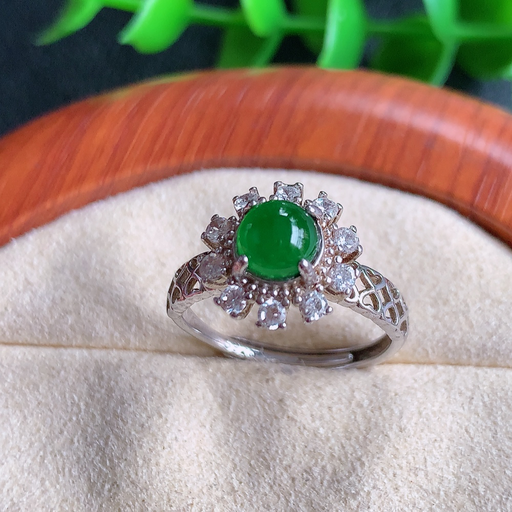 冰润满绿精美环形翡翠戒指  玉质细腻  冰清玉润  飘花灵动  颜色漂亮  W481.13  内径尺寸：17.5-11.8-8mm  裸石尺寸：6mm