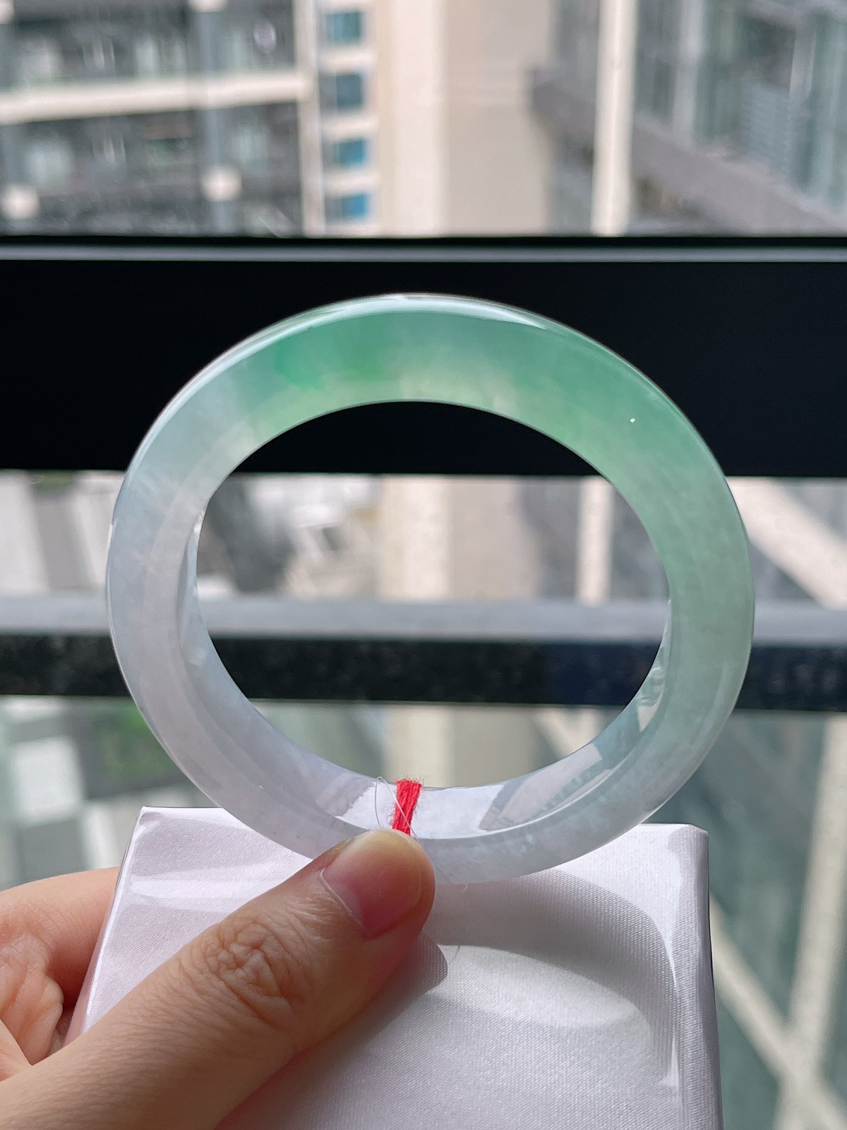 正圈57.2圈口，翡翠冰种淡绿色手镯