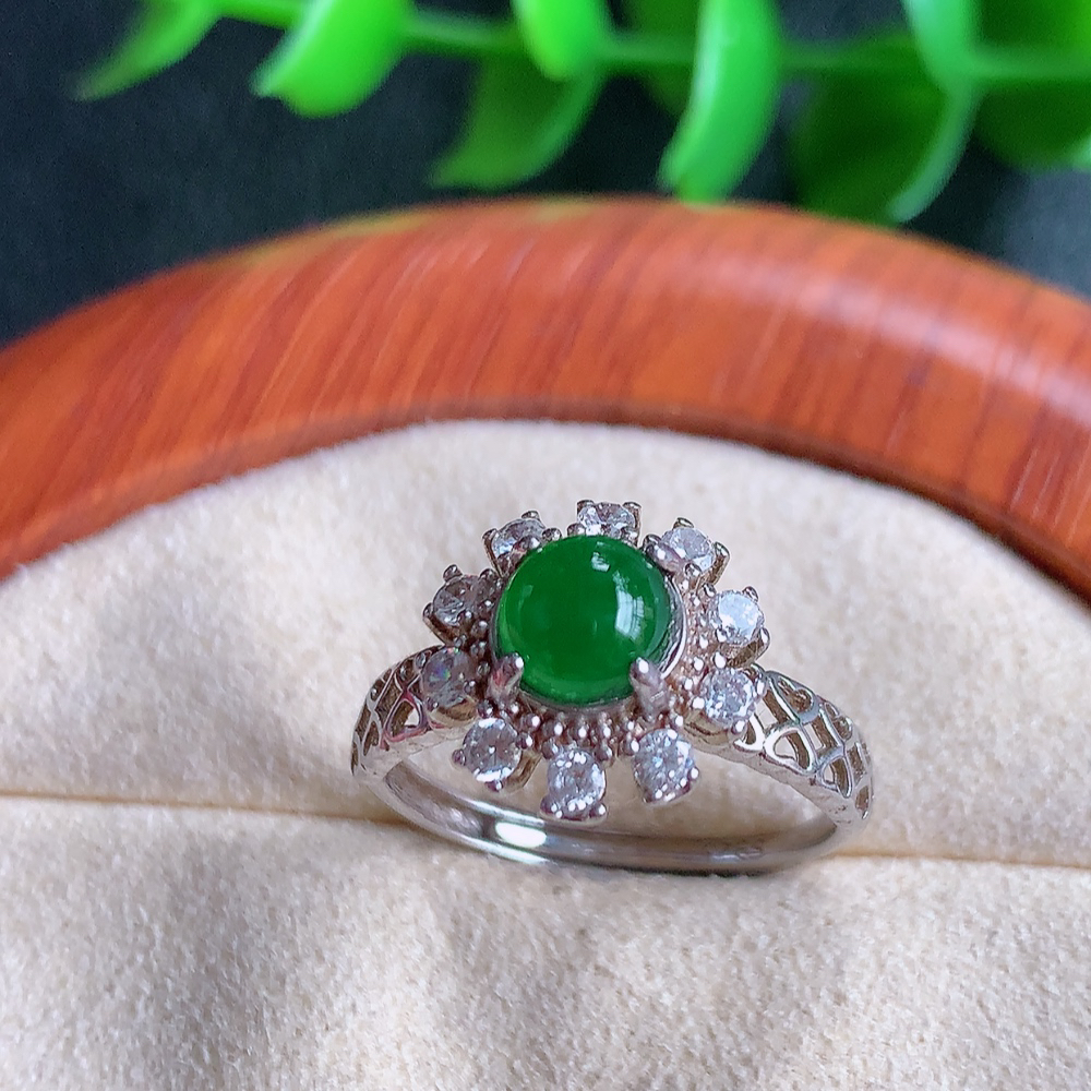 冰润满绿精美环形翡翠戒指  玉质细腻  冰清玉润  飘花灵动  颜色漂亮  W481.13  内径尺寸：17.5-11.8-8mm  裸石尺寸：6mm