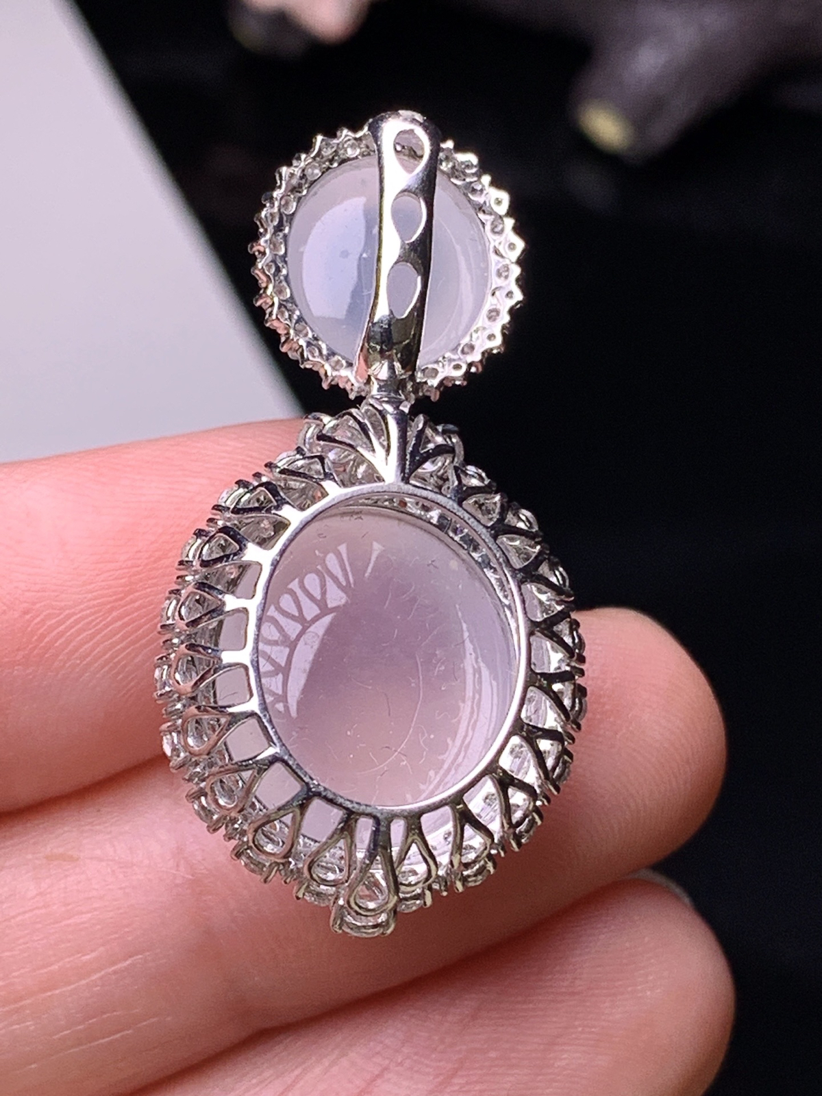 18k金钻镶嵌冰种蛋面吊坠 玉质细腻 色泽清新艳丽 整体尺寸35*18*12.8