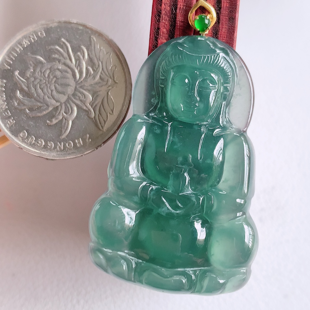 18k金扣蓝冰精雕观音吊坠，法相端庄大气，工艺精湛，种色浓郁，细腻饱满冰润，种老水足，收藏佳品，佩戴大气  W01.13   尺寸：40-26.5-4.3mm