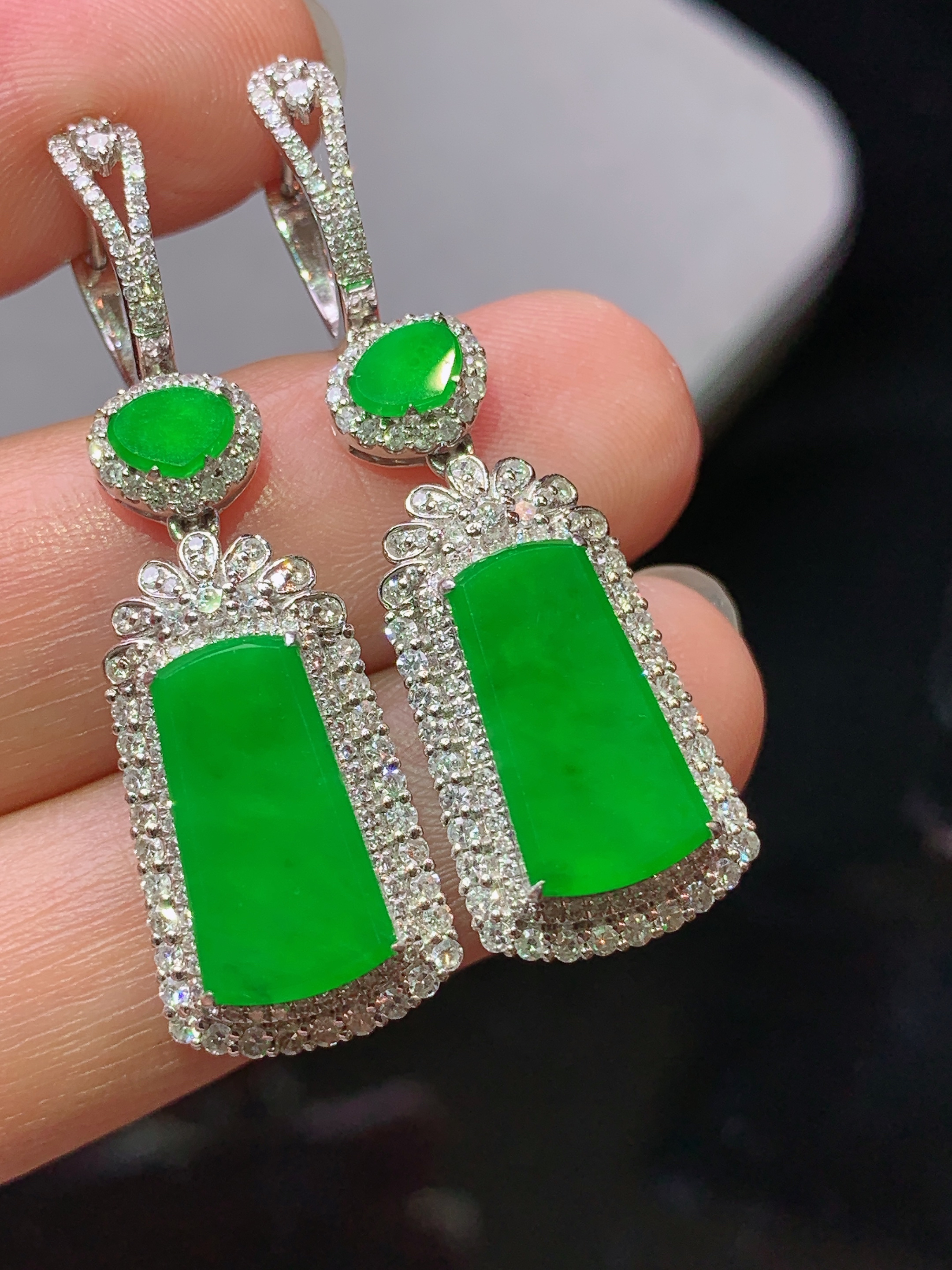 18k金钻镶嵌满绿无事牌耳坠 玉质细腻 色泽艳丽清新 水润亮眼 整体尺寸38*11.5*6.5h1