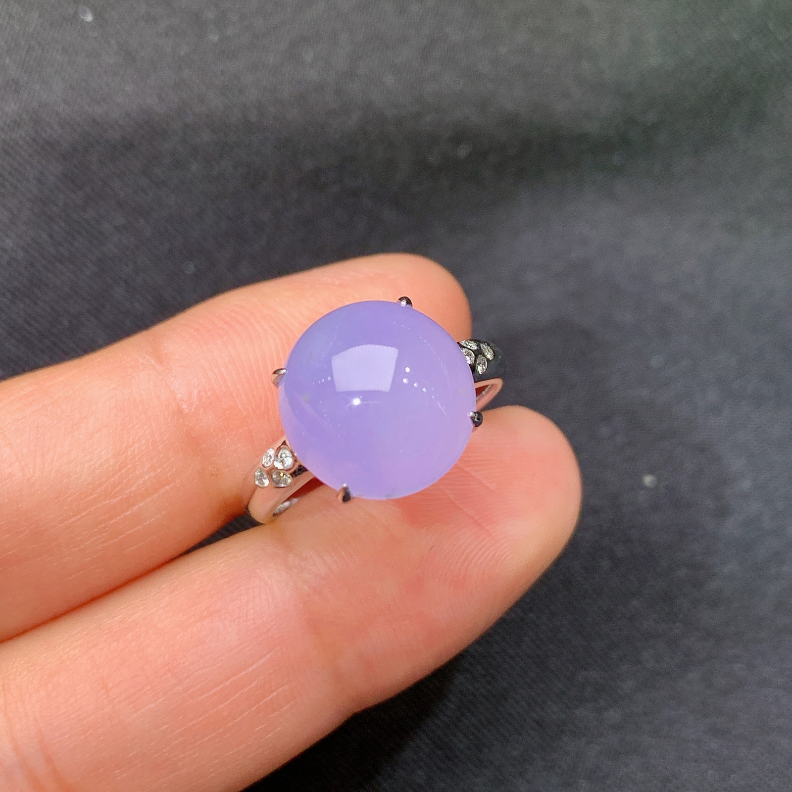 冰紫罗兰蛋面戒指，18k金镶嵌，温润细腻，颜色鲜艳，Ff 尺寸11.8*11.3*5