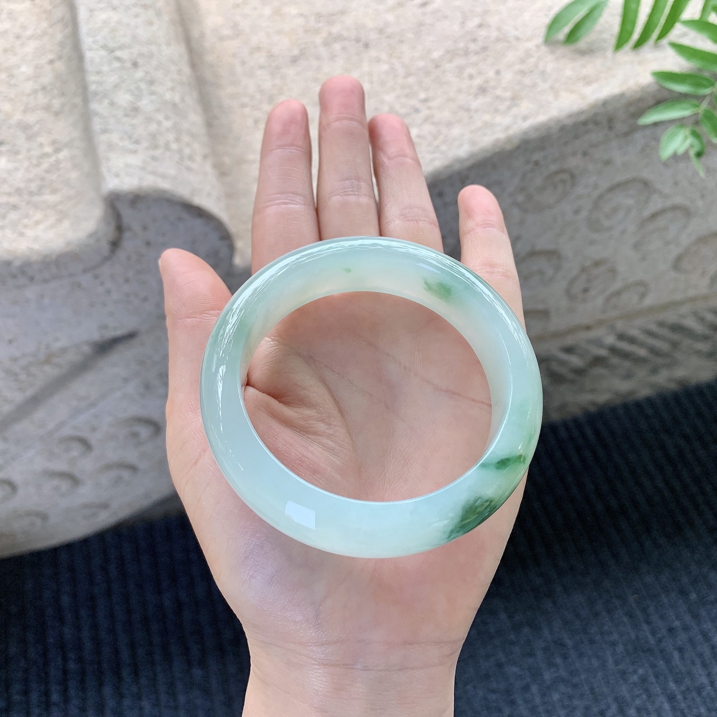 正圈56 57【圈口】57.7/16.3/9.5【编码】HC121428【描述】冰糯飘绿，宽版，水润，种老，细腻，无裂