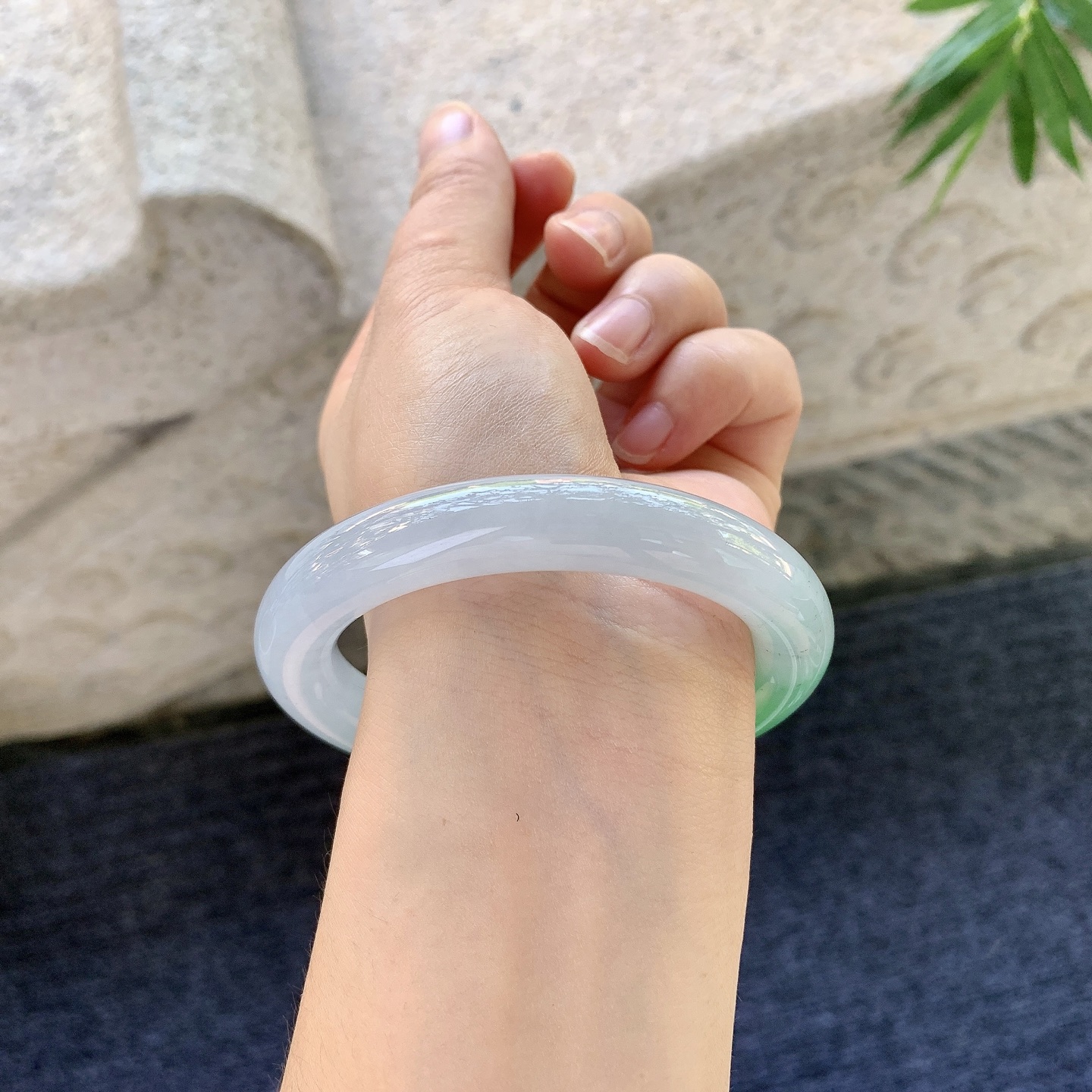 圆条54 55【圈口】55.6/10.7/10.5【编码】B2081065【描述】冰糯春彩，飘绿，水润，种老，细腻，有纹线