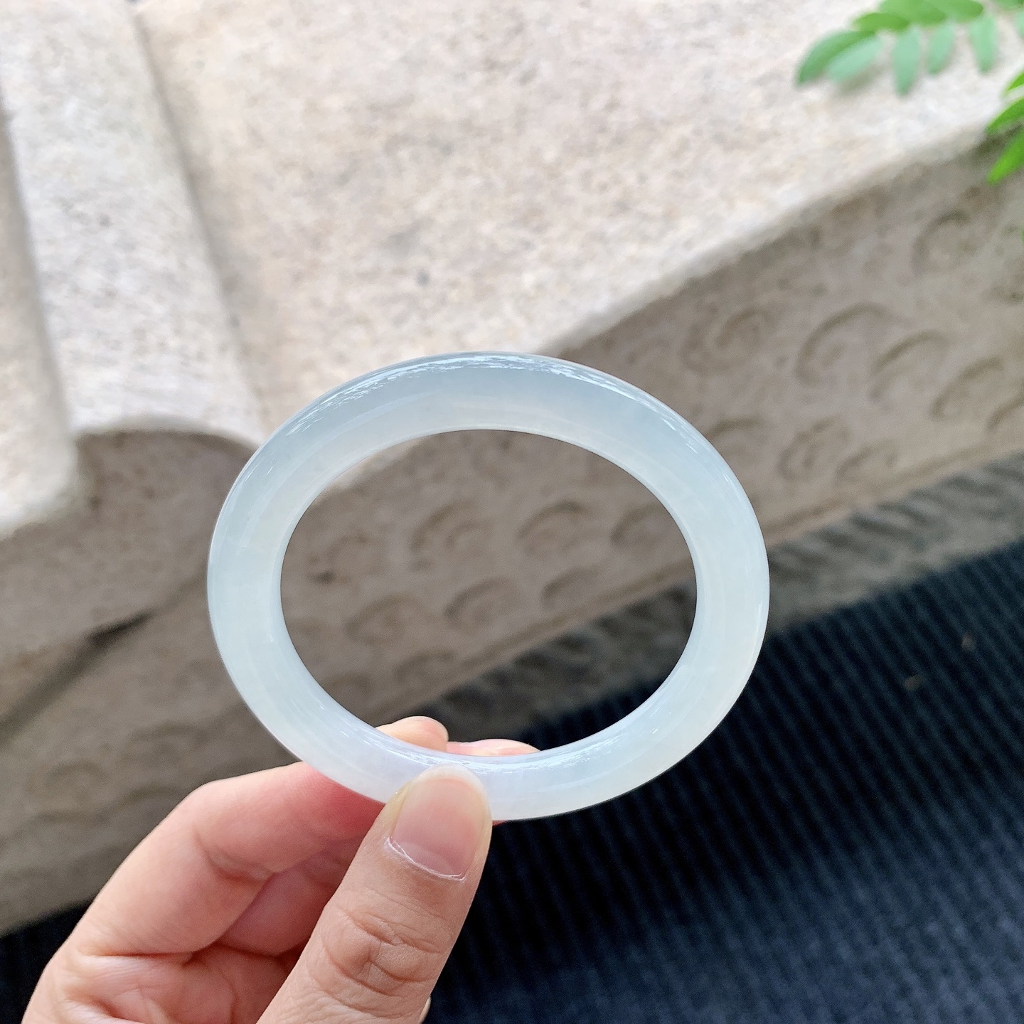 圆条52 53【圈口】53/8.3/8.5【编码】B2041514【描述】糯冰底色，水润，种老，细腻，打灯有棉纹